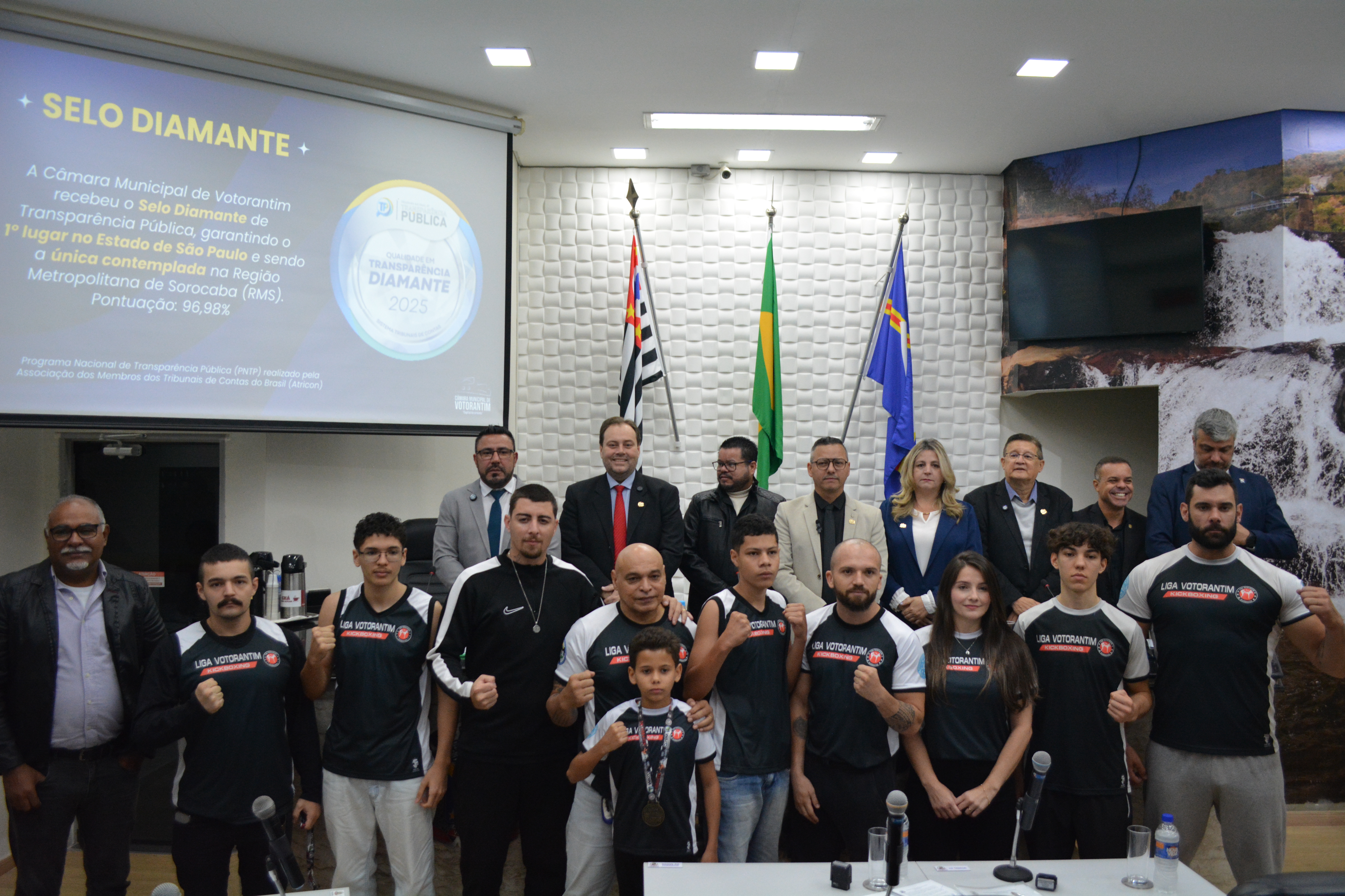 Atletas e Liga Votorantim de Kickboxing recebem homenagem na Câmara Municipal