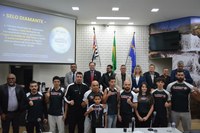 Atletas e Liga Votorantim de Kickboxing recebem homenagem na Câmara Municipal
