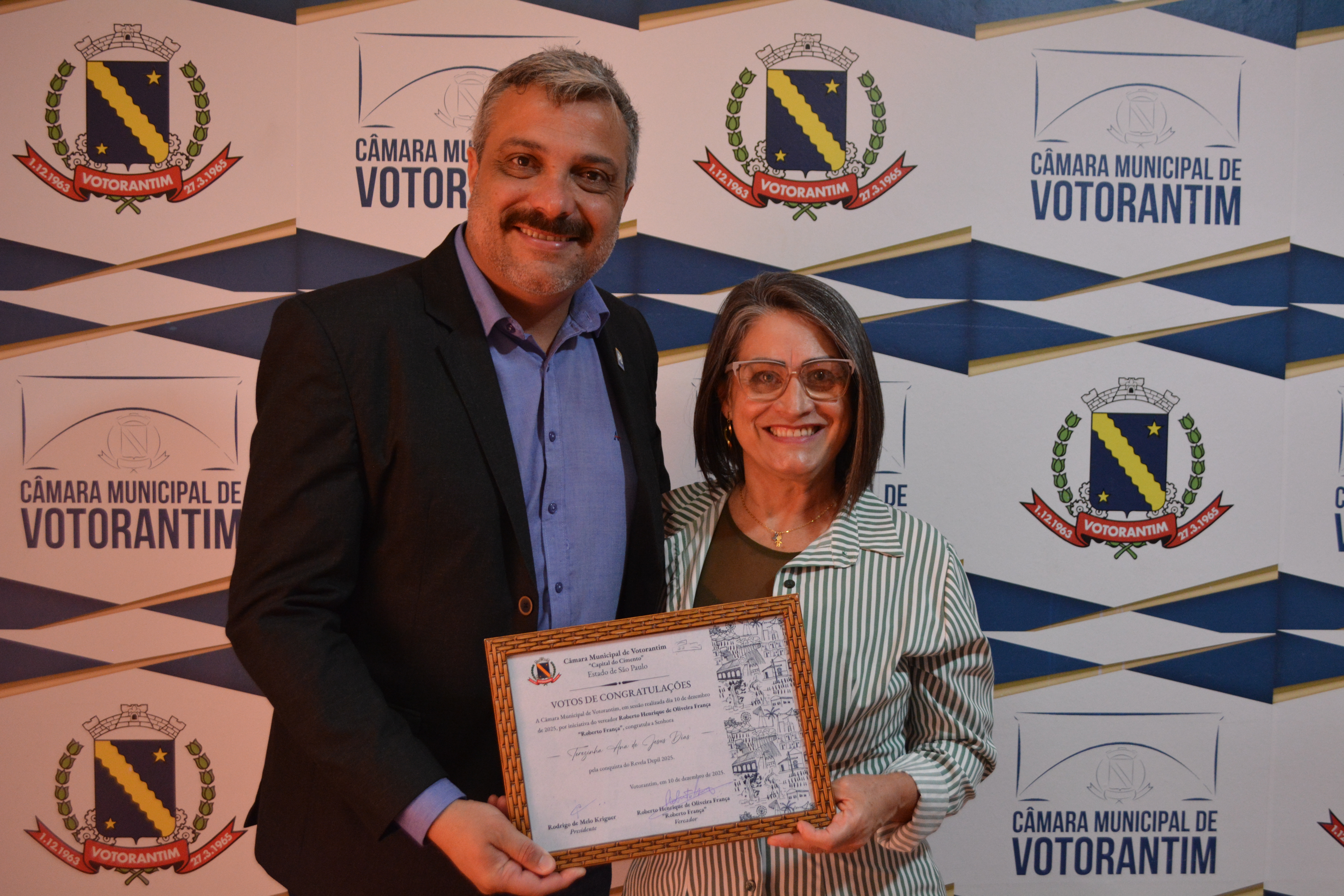 Câmara aprova homenagem à profissional vencedora do Revela Depil 2025