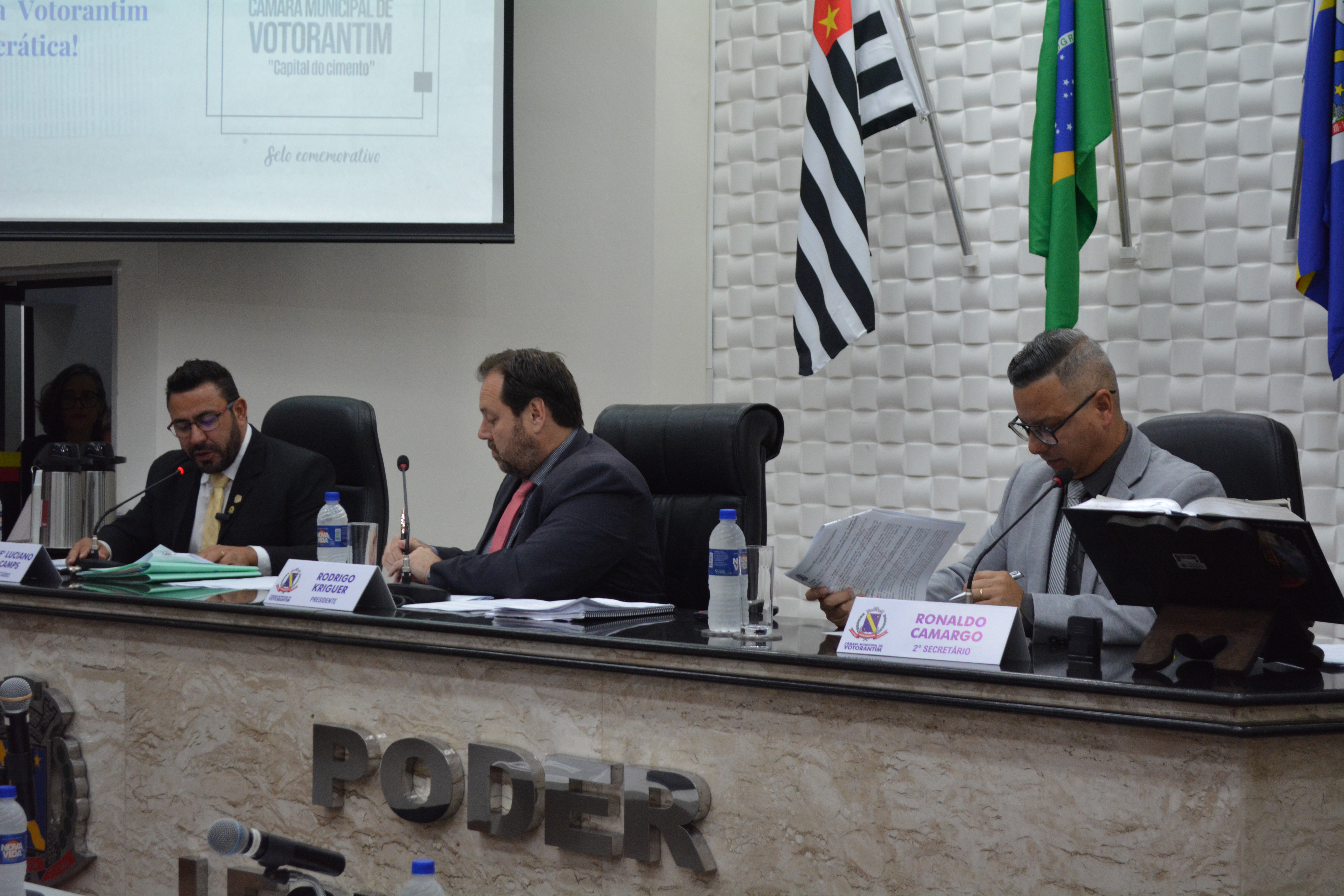 Câmara aprova lei que proíbe publicidade em postes de energia em Votorantim