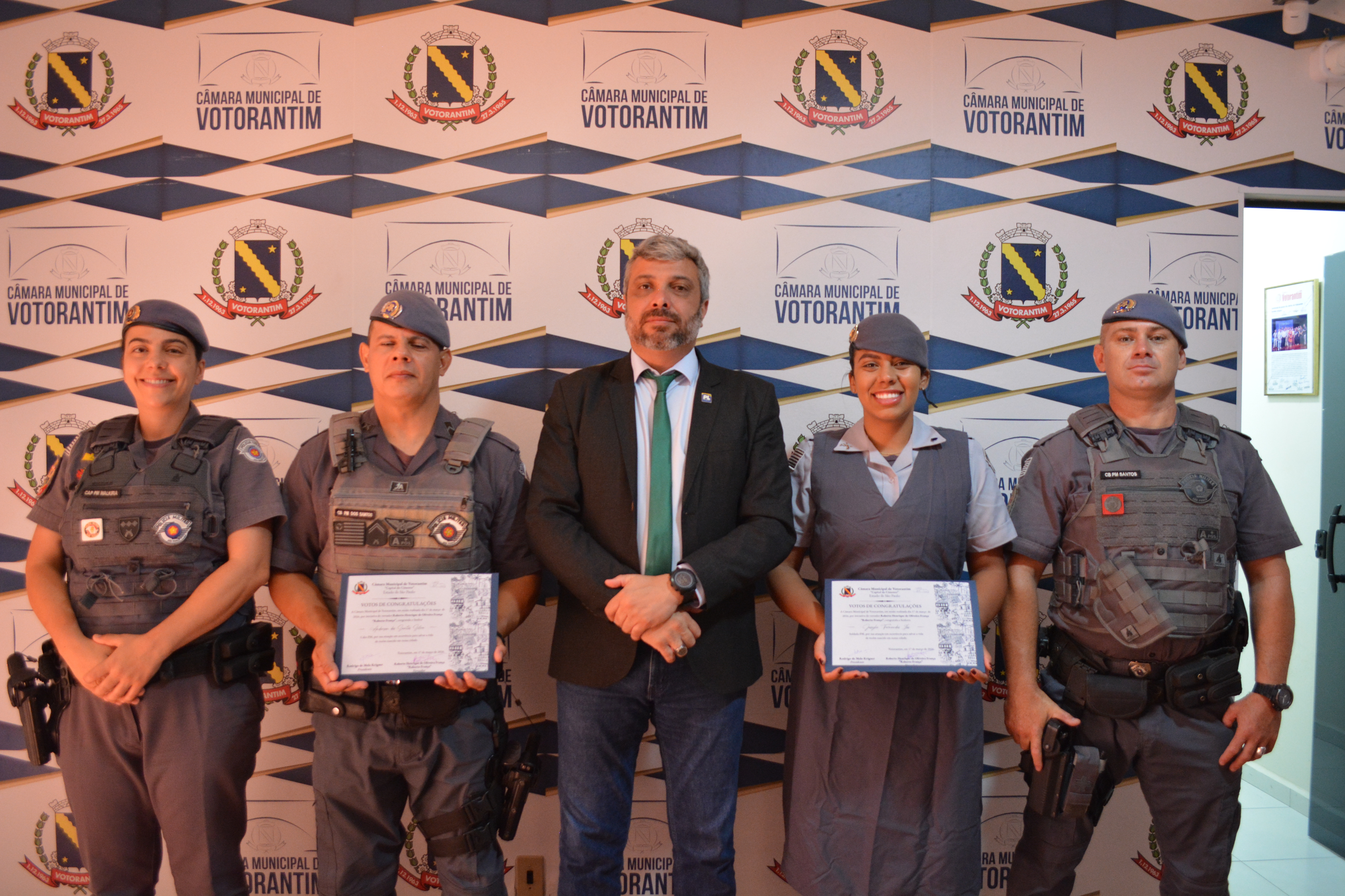 Câmara aprova votos de congratulações a policiais militares por salvarem recém-nascidos em Votorantim