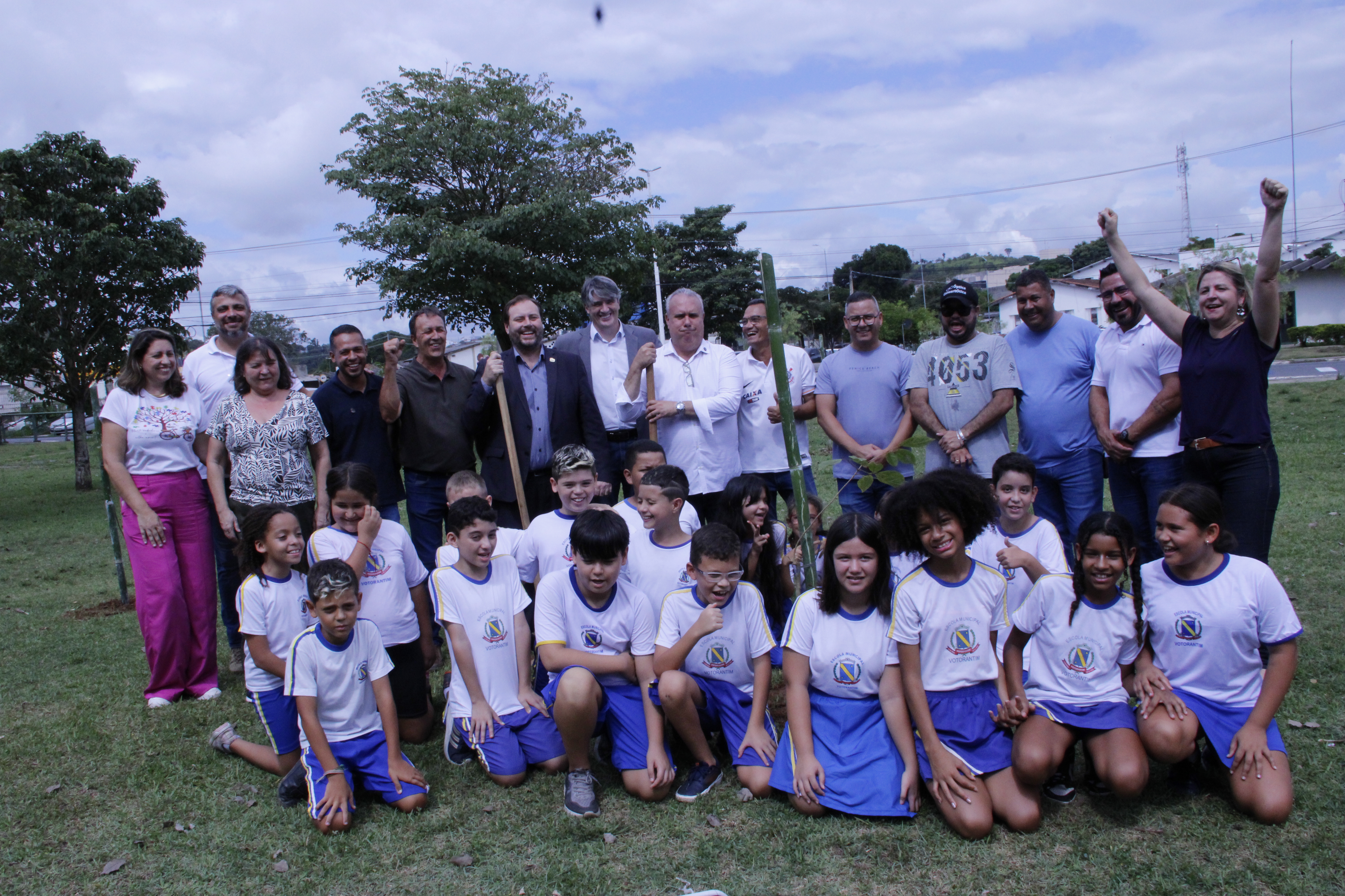 Câmara de Votorantim celebra 60 Anos com plantio de árvores e participação de alunos de escola municipal