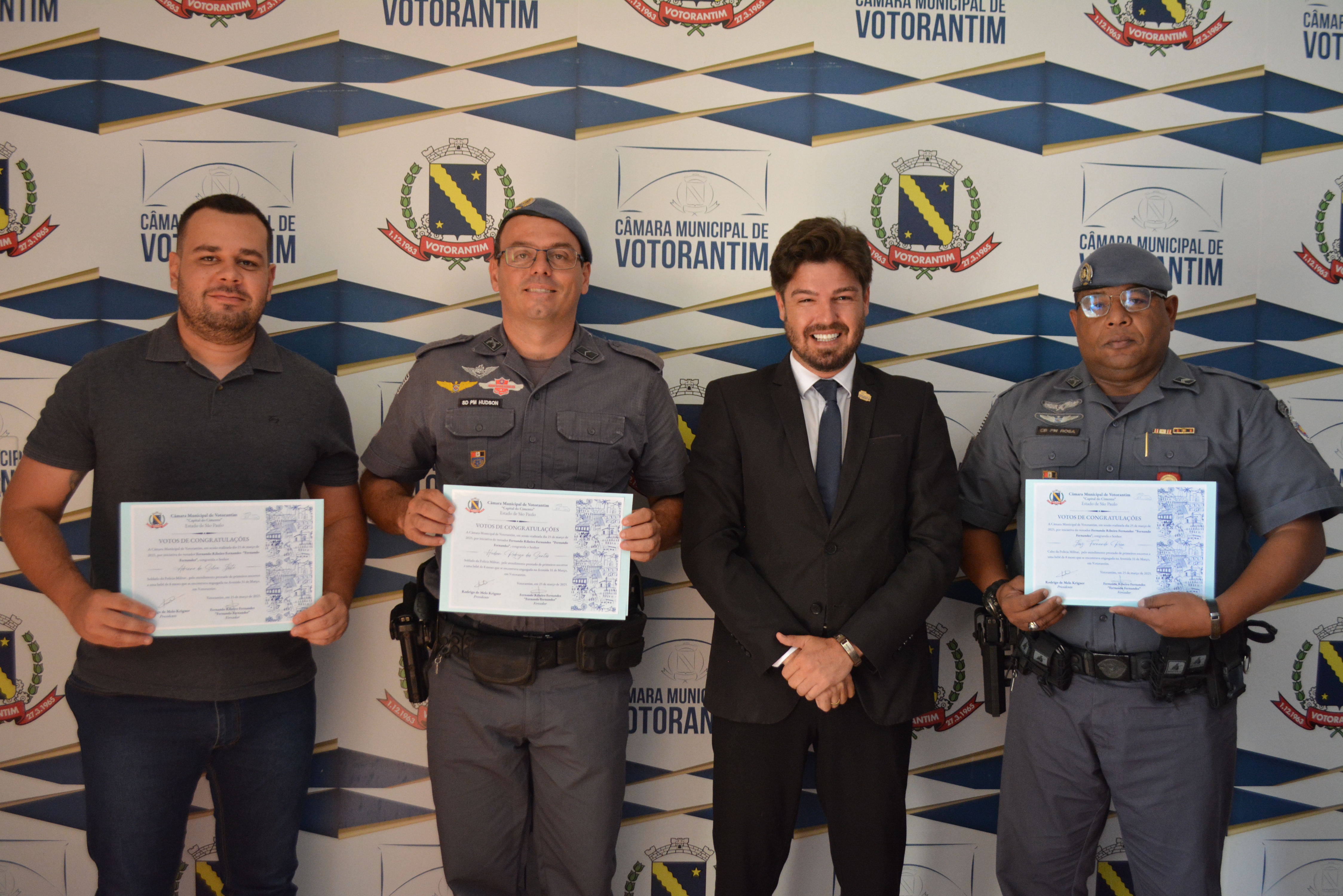 Câmara de Votorantim homenageia policiais militares por salvamento de bebê engasgada
