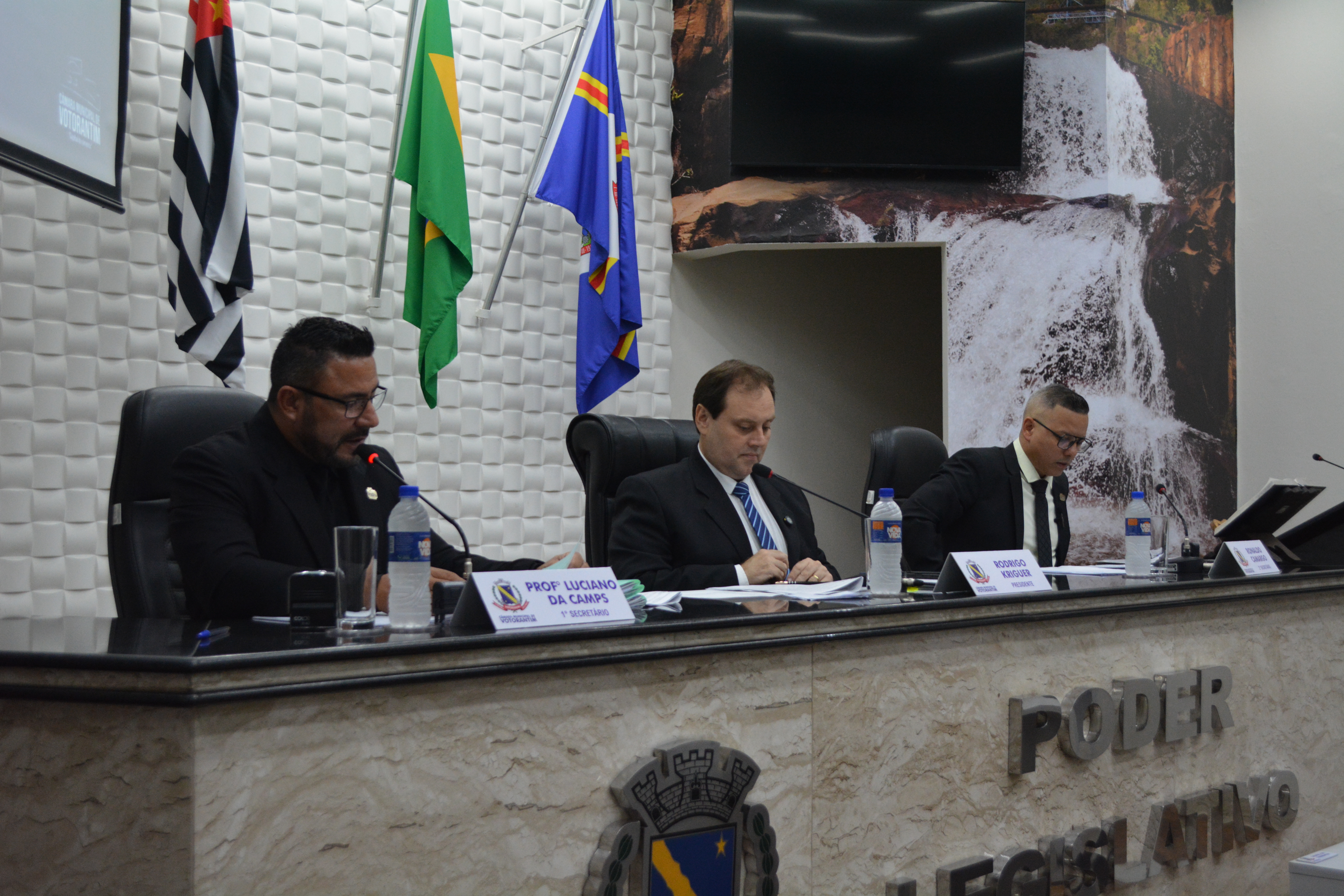 Câmara realiza a 6ª Sessão Ordinária e aprova requerimentos e homenagens