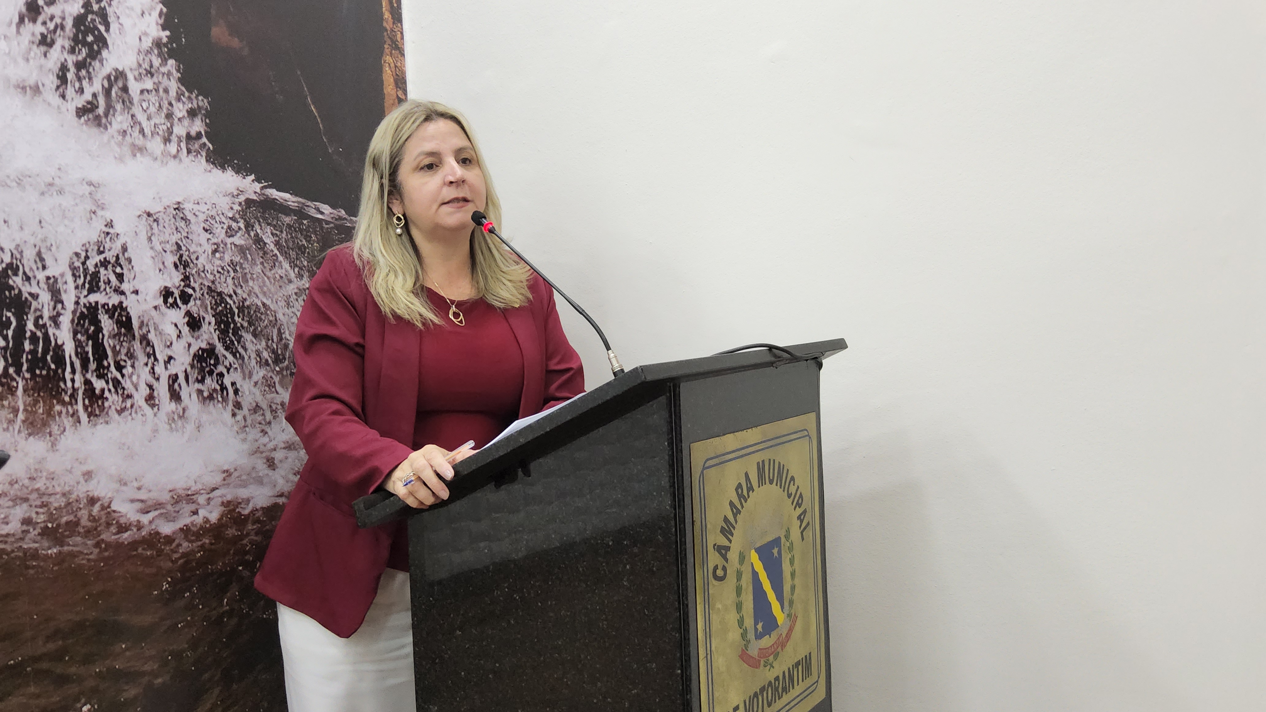 Fiação pendurada nas ruas leva vereadora a cobrar fiscalização e aplicação da lei municipal