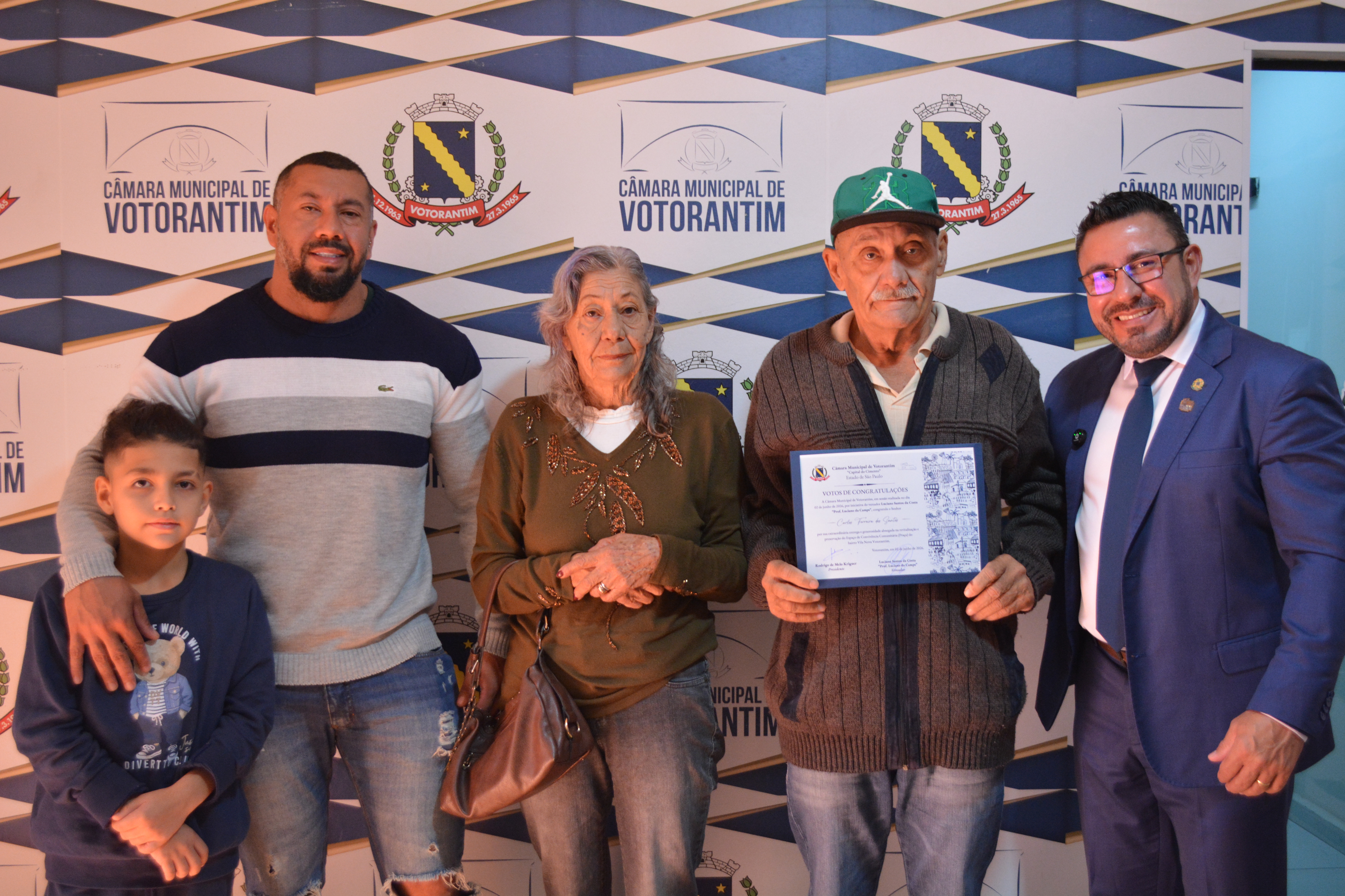 Morador é homenageado por trabalho voluntário em praça da Vila Nova Votorantim