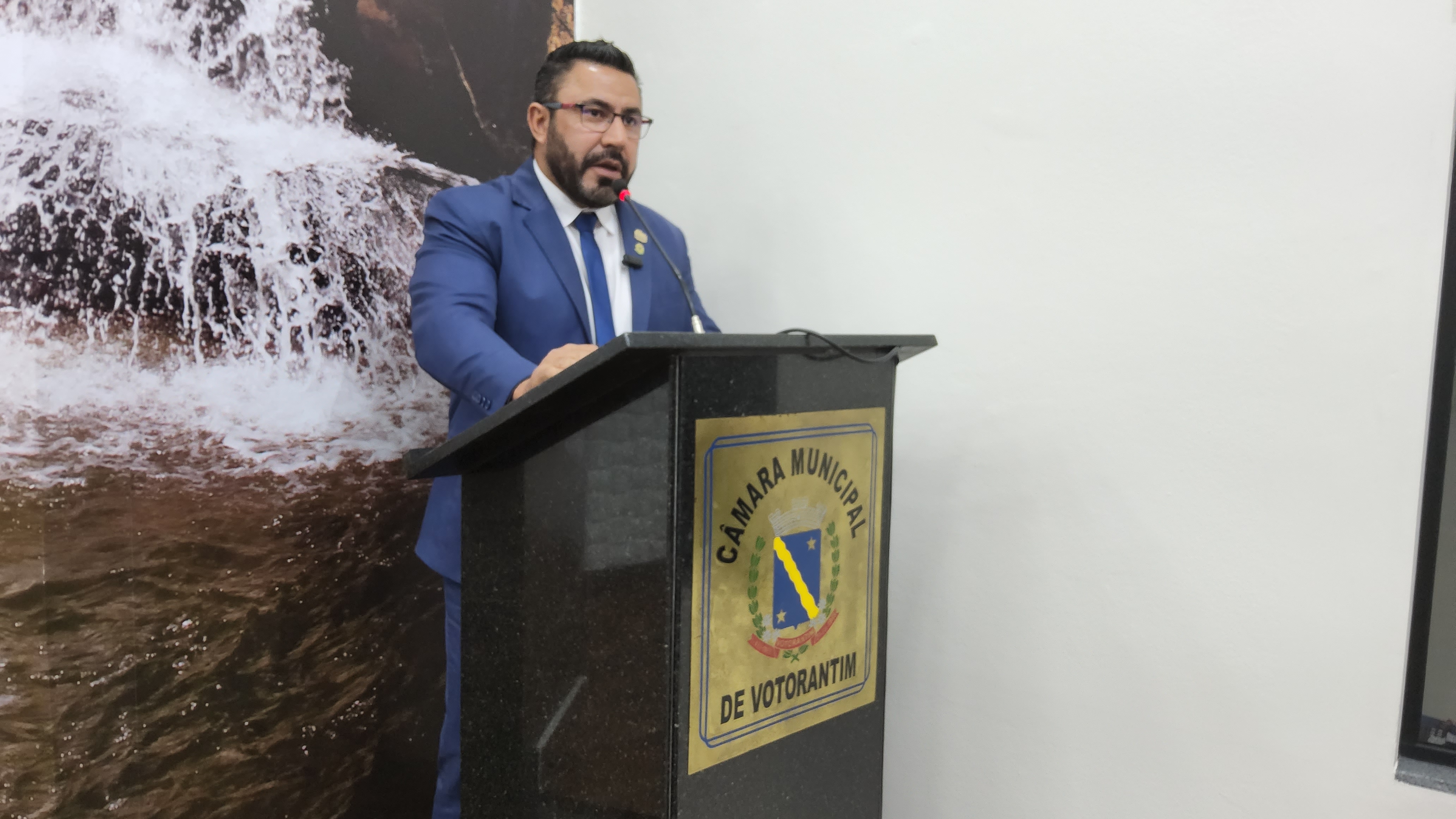 Parlamentar questiona Prefeitura sobre reativação de usina de asfalto em Votorantim