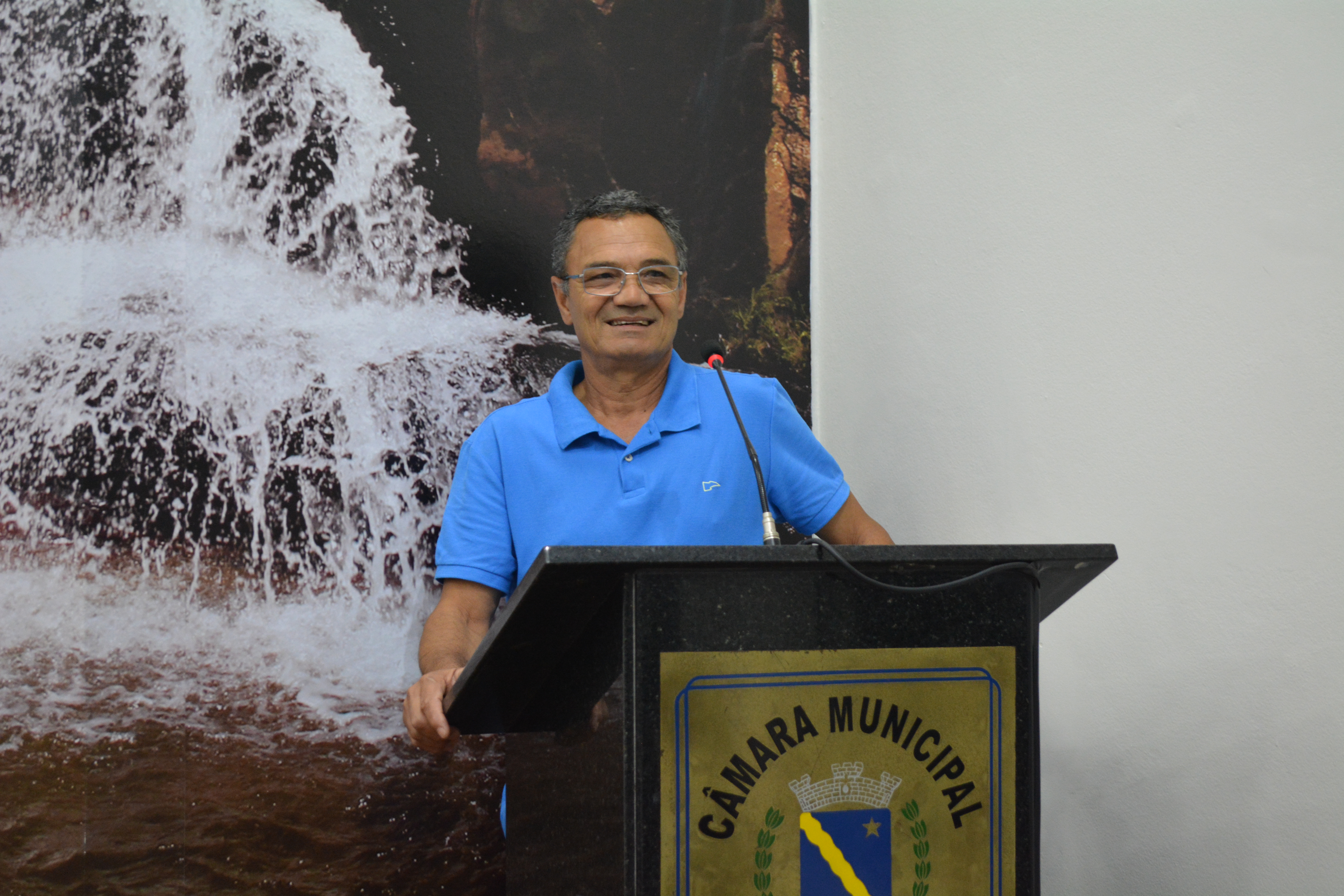 Parlamentar solicita informações ao executivo sobre cargos em comissão e transparência administrativa