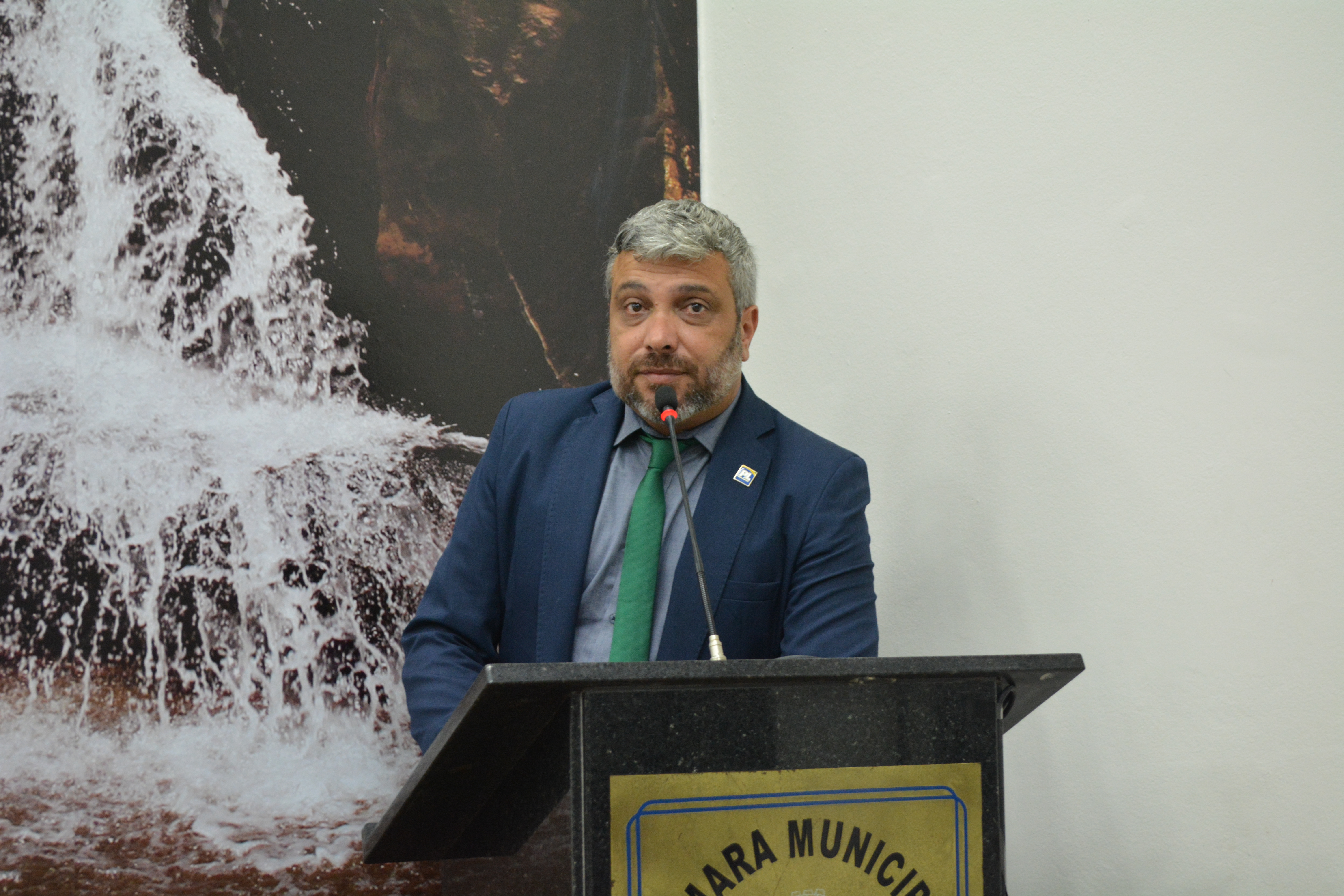 Parlamentar solicita informações sobre retirada de veículos abandonados nas vias públicas