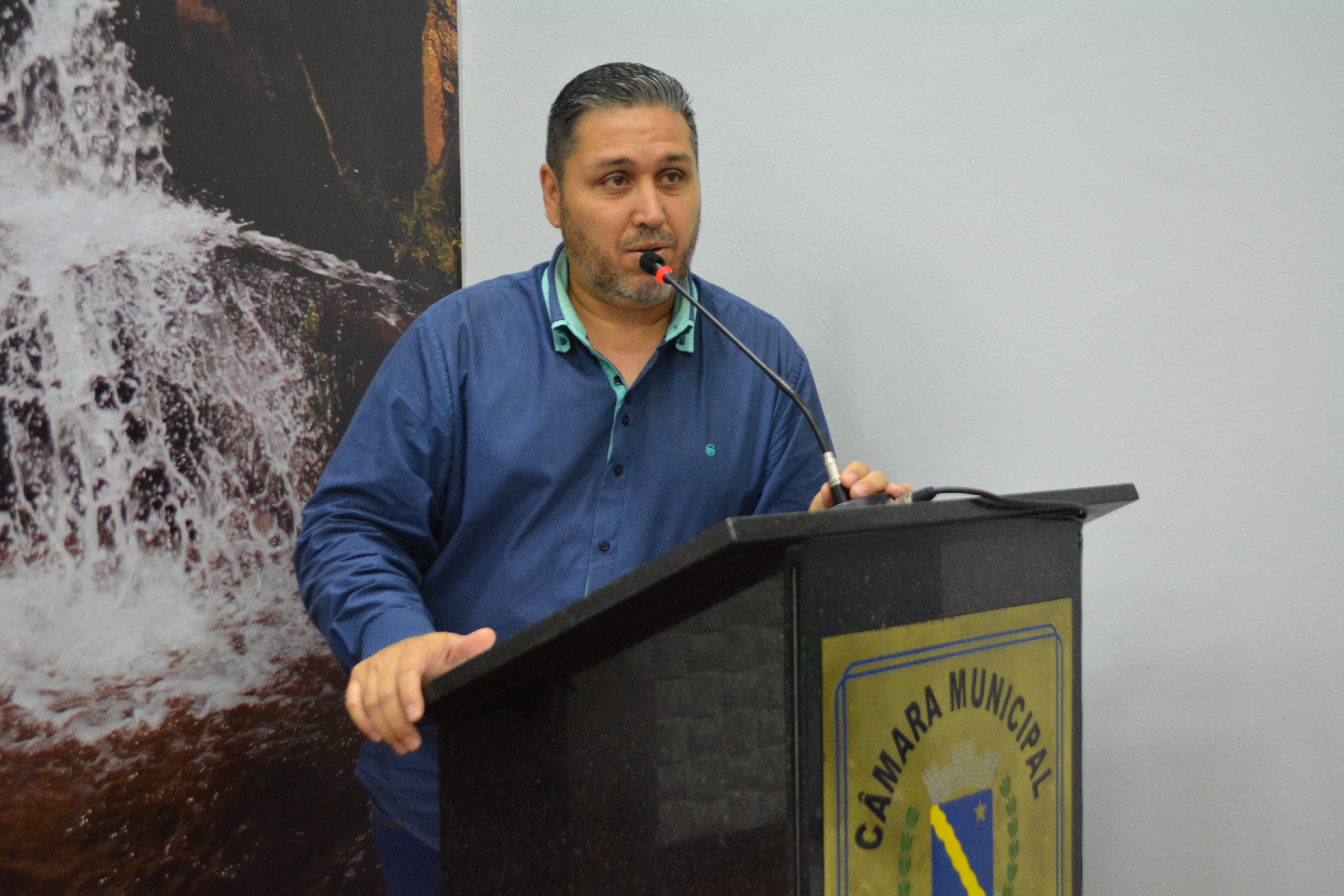 Pastor Lilo questiona sobre rede de esgoto em via recém pavimentada no Bairro dos Morros