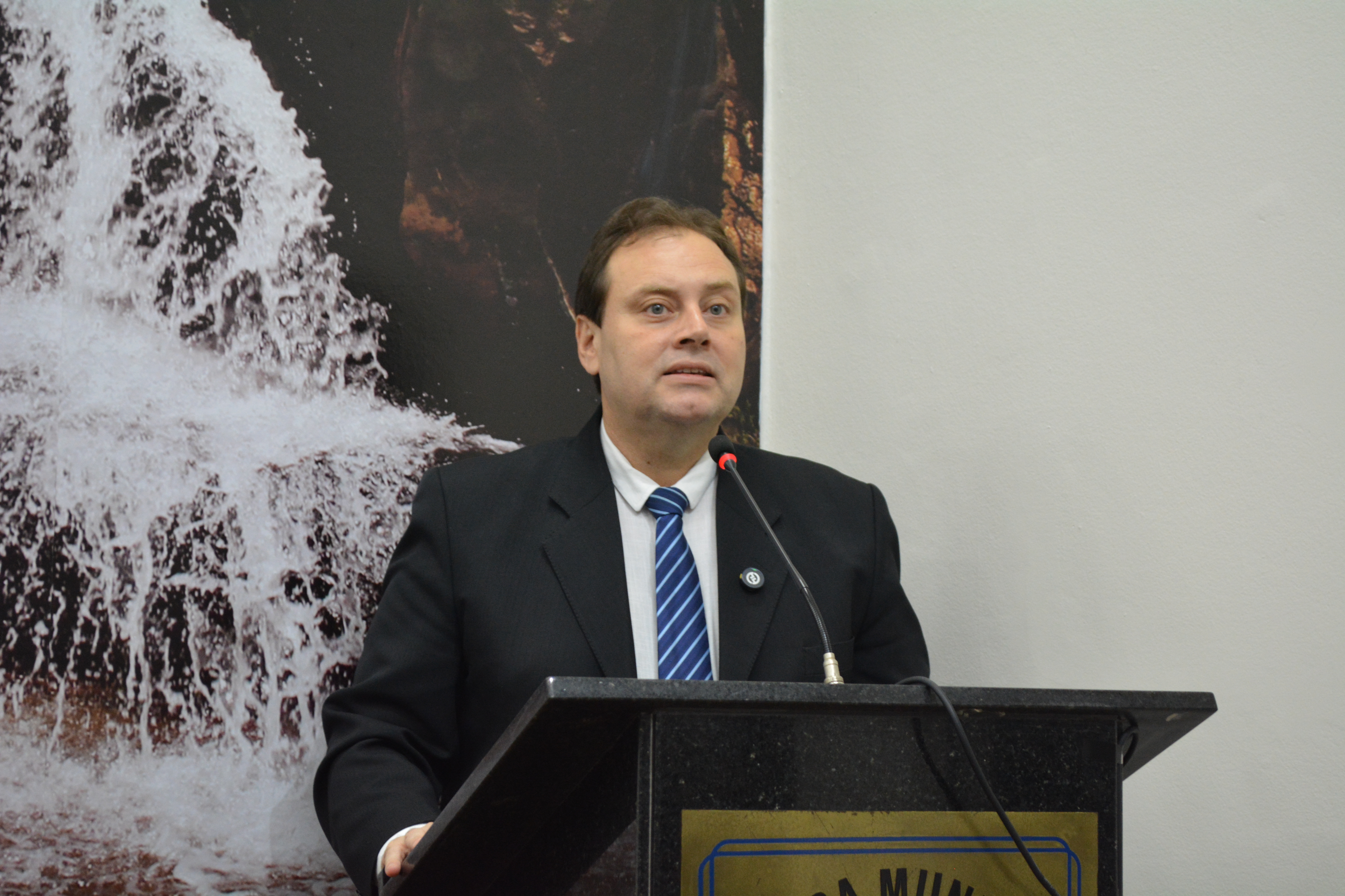 Requerimento pede esclarecimentos sobre reforma de escola interditada