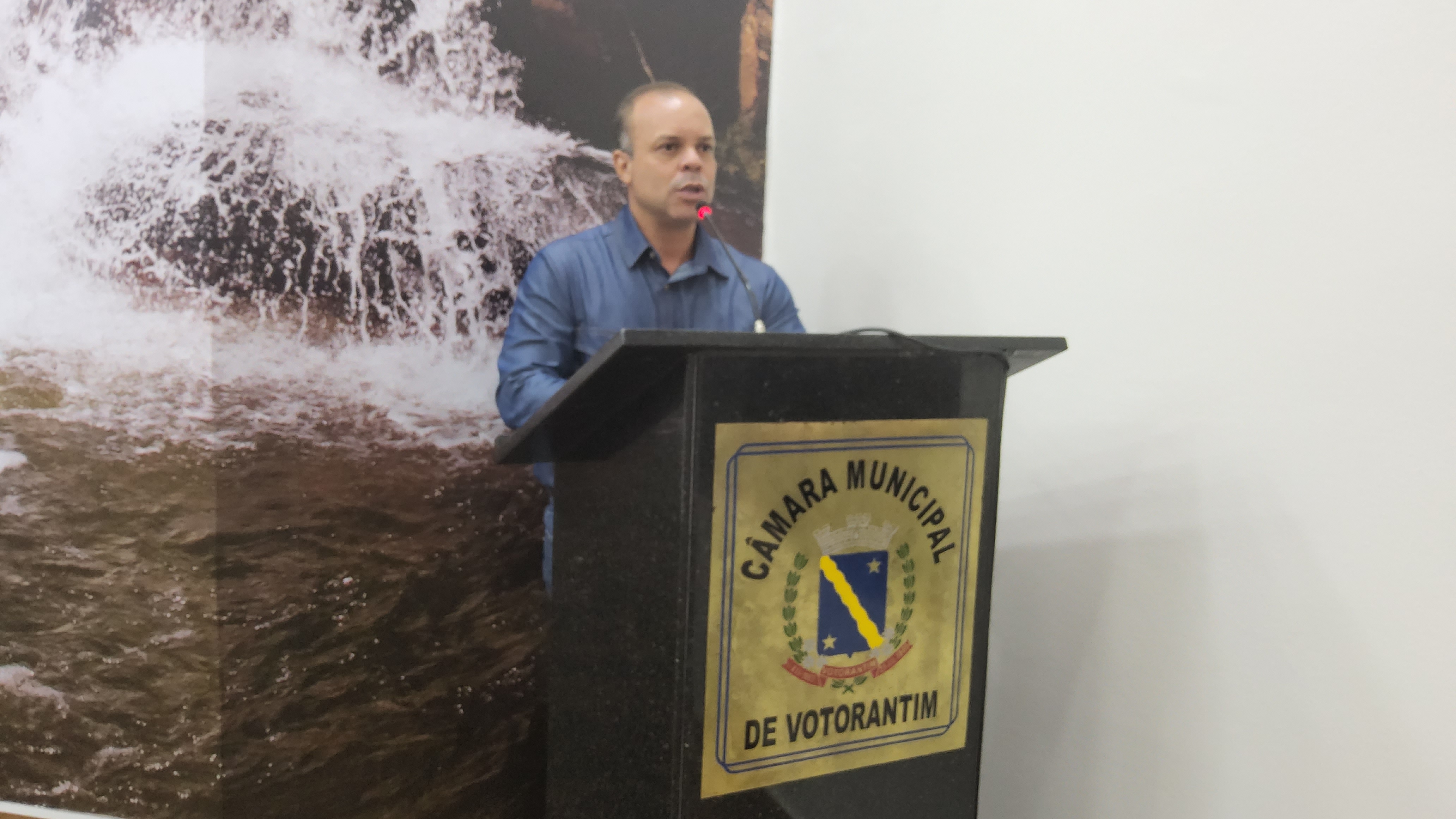 Requerimento questiona gastos com viagem do prefeito a Brasília