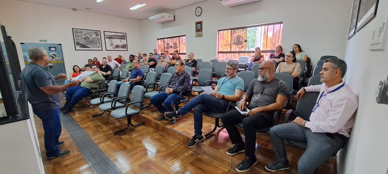 Servidores apresentam funcionamento da Câmara a novos assessores e vereadores 