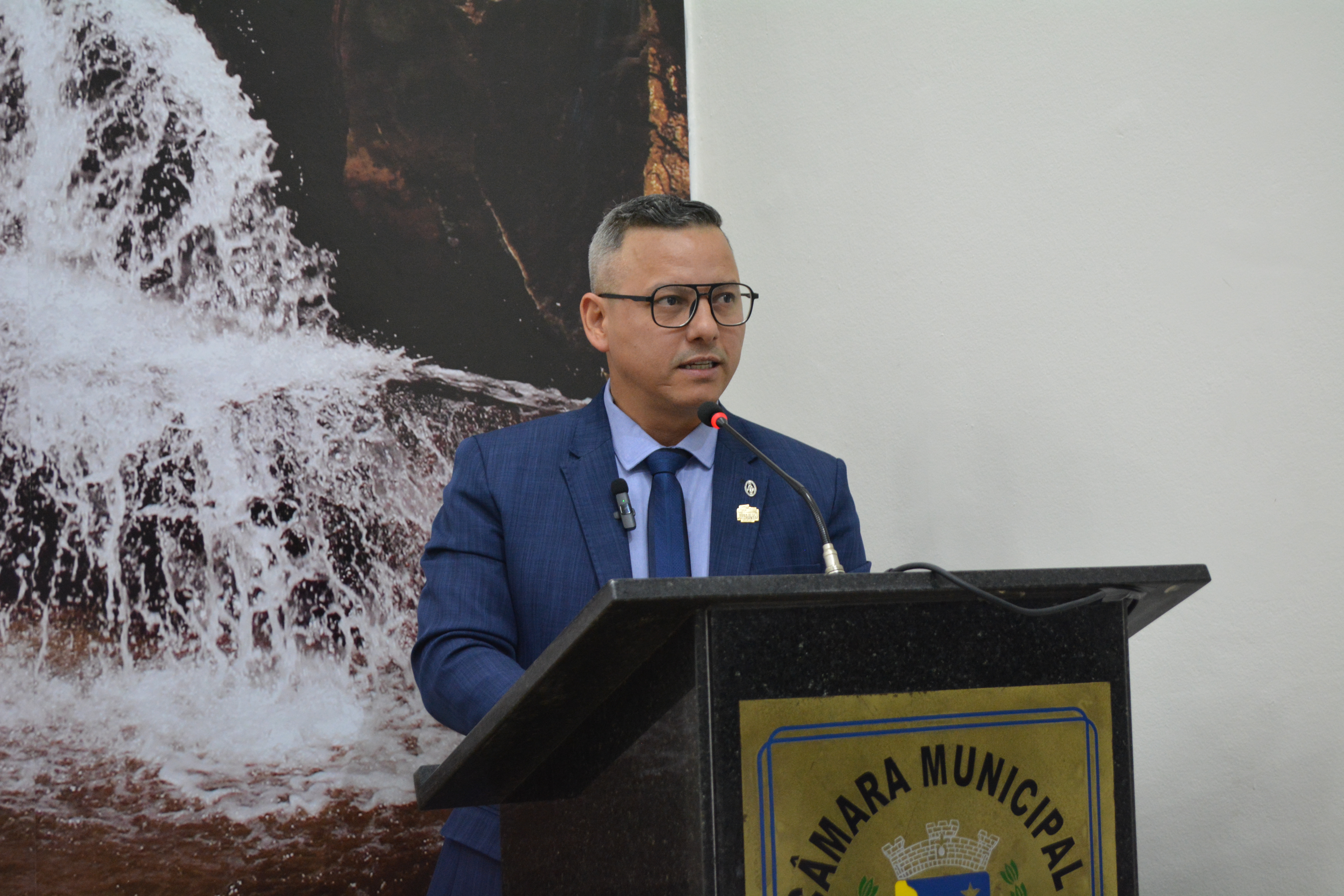 Vereador cobra melhorias nas vias do bairro dos Morros e adesão a programa estadual