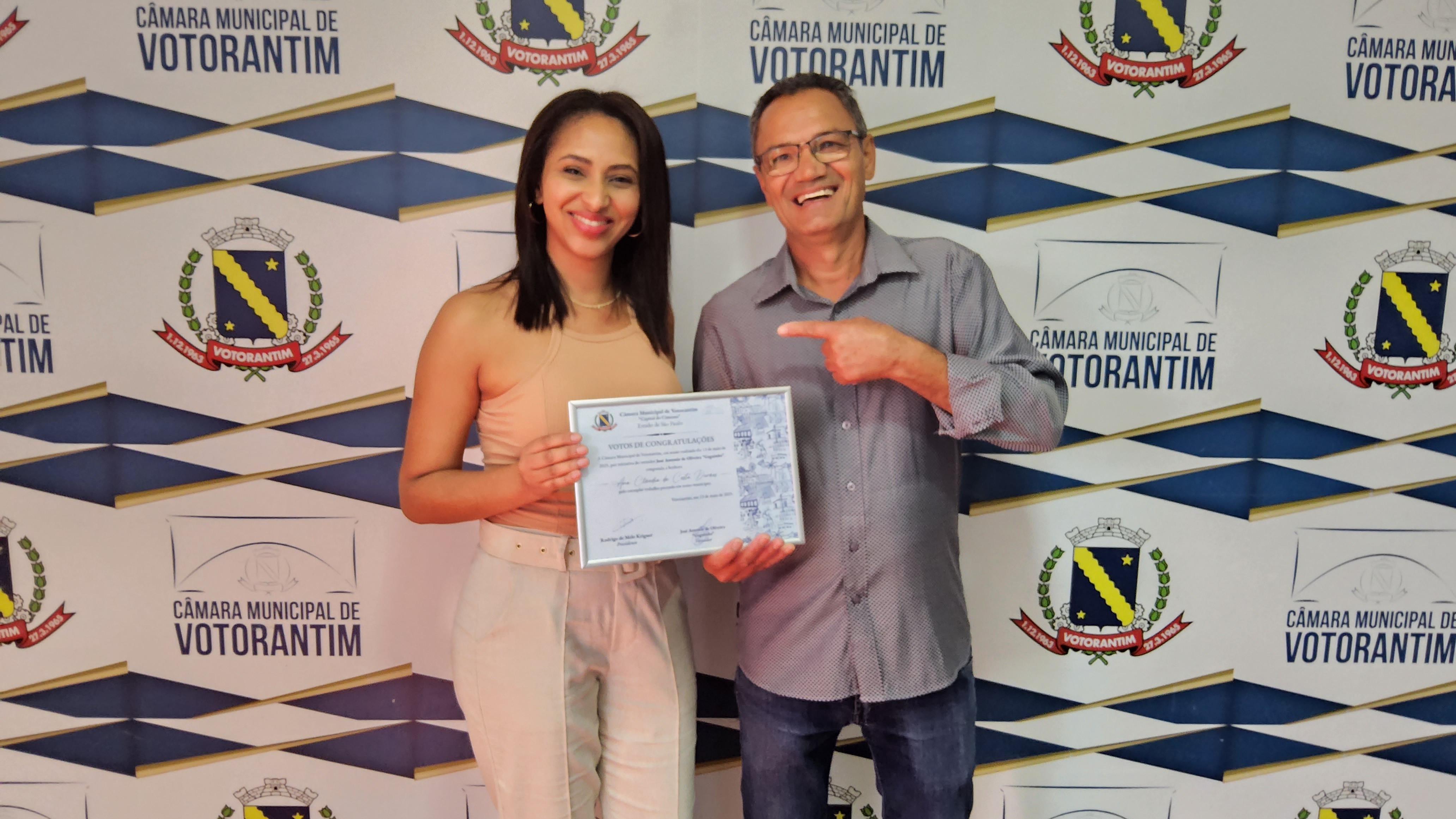 Vereador Gaguinho apresenta homenagem a Ana Cláudia da Costa Durães por trajetória de sucesso no empreendedorismo local