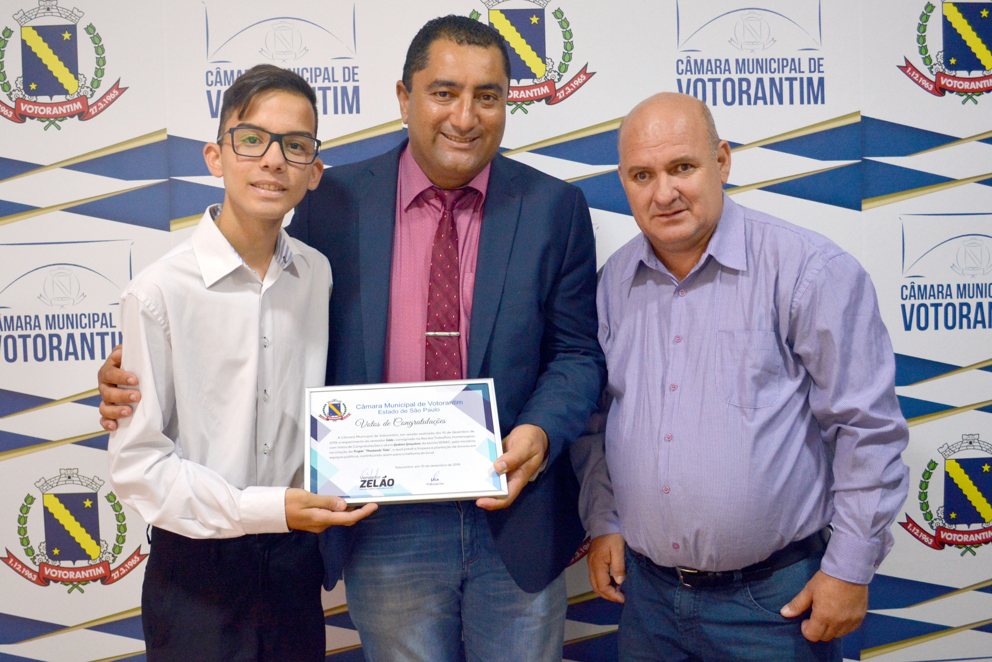 Vereador homenageia alunos do Projeto "Plantando Vida"