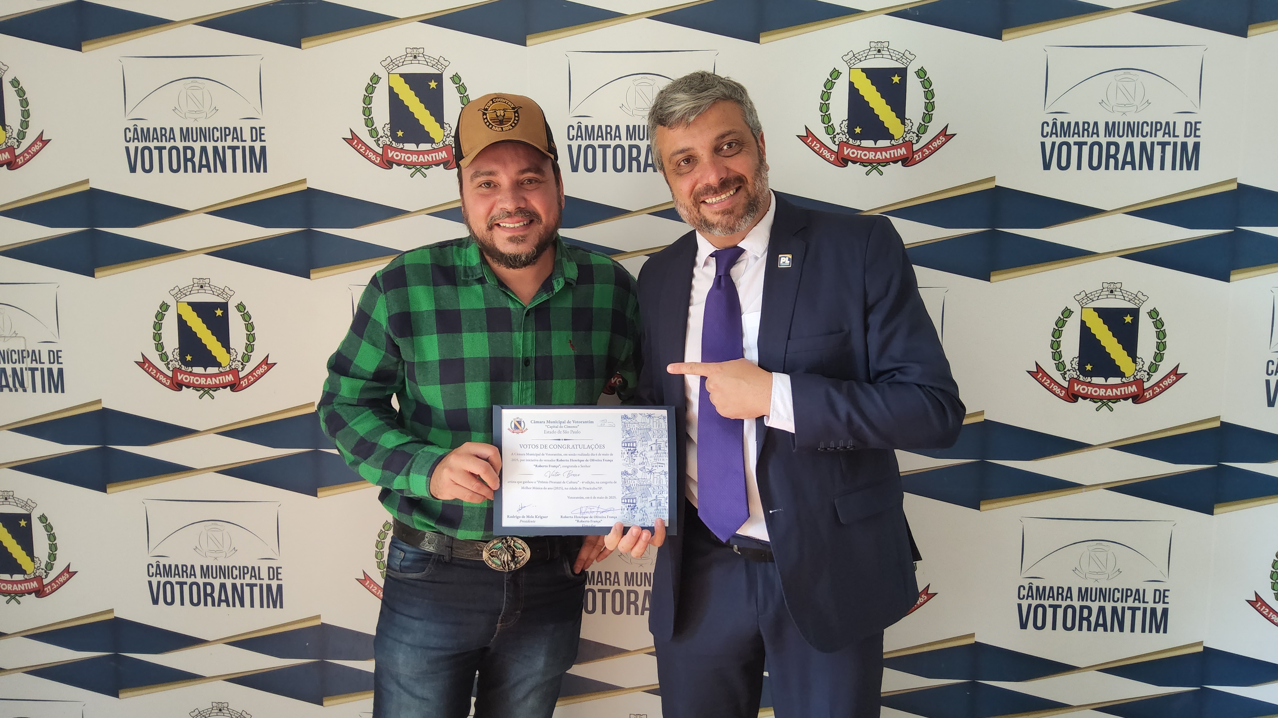Vereador homenageia cantor Victor Brosco na 14ª Sessão Ordinária