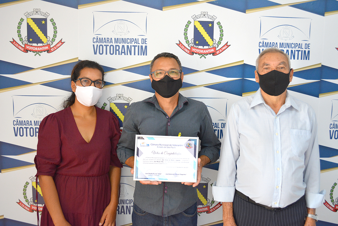 Vereador homenageia cidadão que doou parte de seu terreno para construção de creche municipal