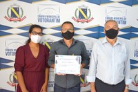 Vereador homenageia cidadão que doou parte de seu terreno para construção de creche municipal