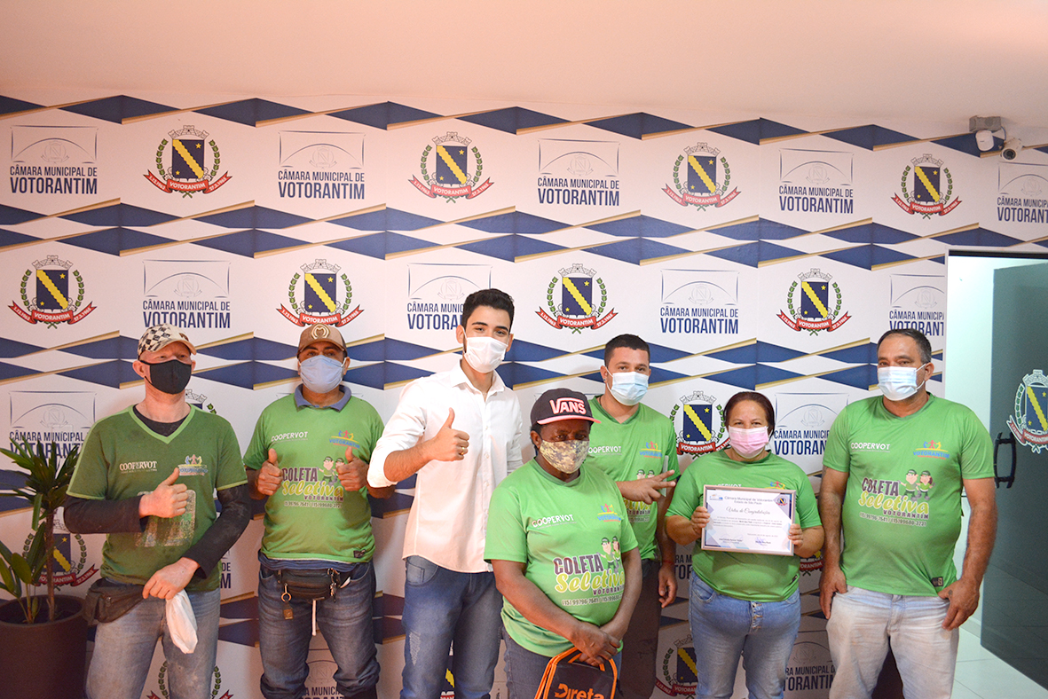 Vereador homenageia profissionais da coleta seletiva de Votorantim