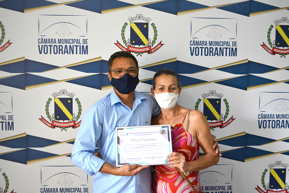 Vereador homenageia comerciante que alimenta moradores de rua e dependentes químicos