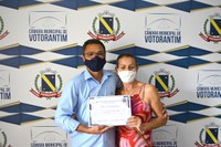 Vereador homenageia comerciante que alimenta moradores de rua e dependentes químicos