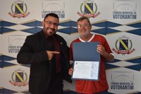 Vereador homenageia Gemerson de Camargo por sua trajetória no Esporte e na Educação