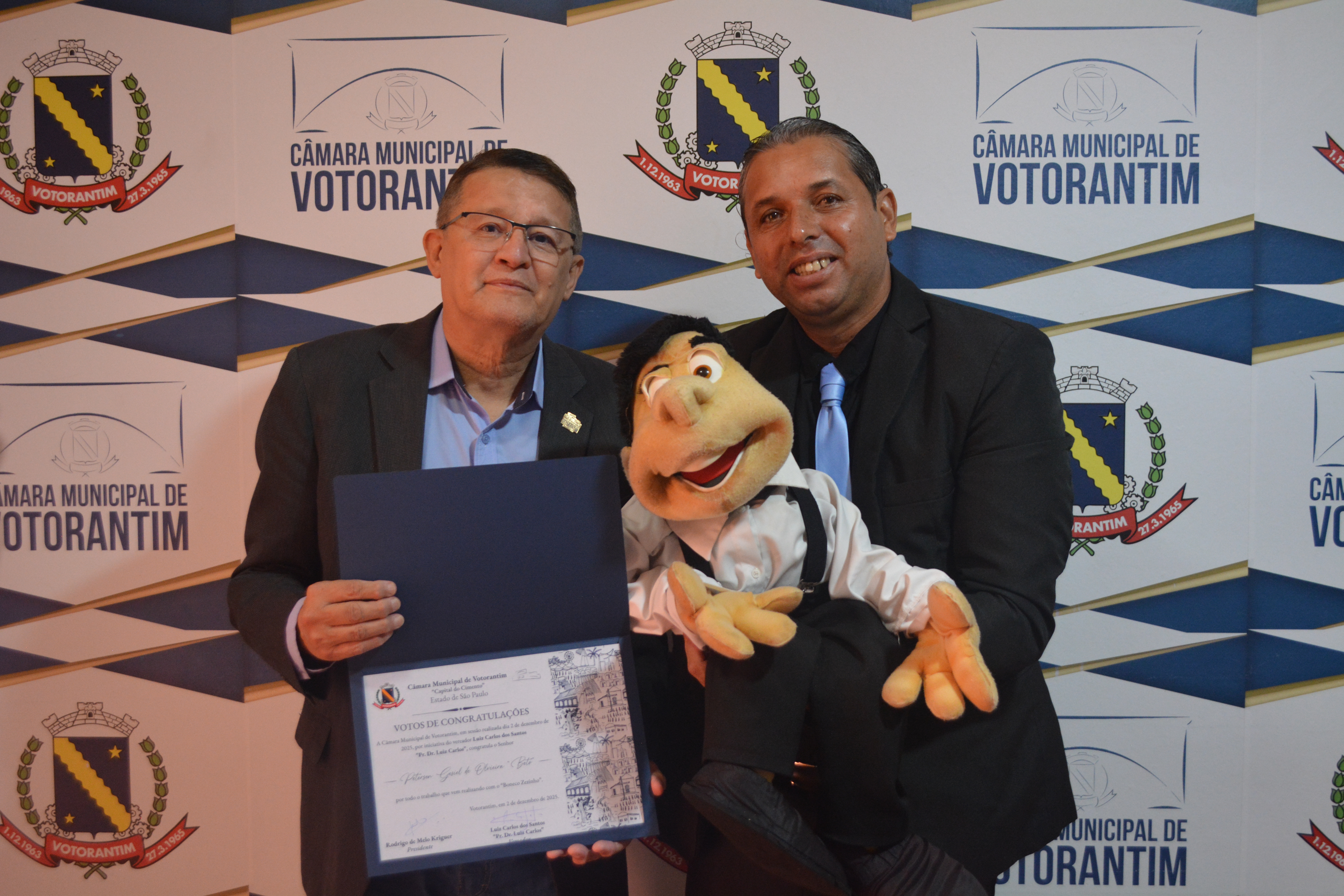 Vereador homenageia Peterson  Gesiel, criador do Boneco Zezinho