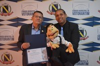 Vereador homenageia Peterson  Gesiel, criador do Boneco Zezinho