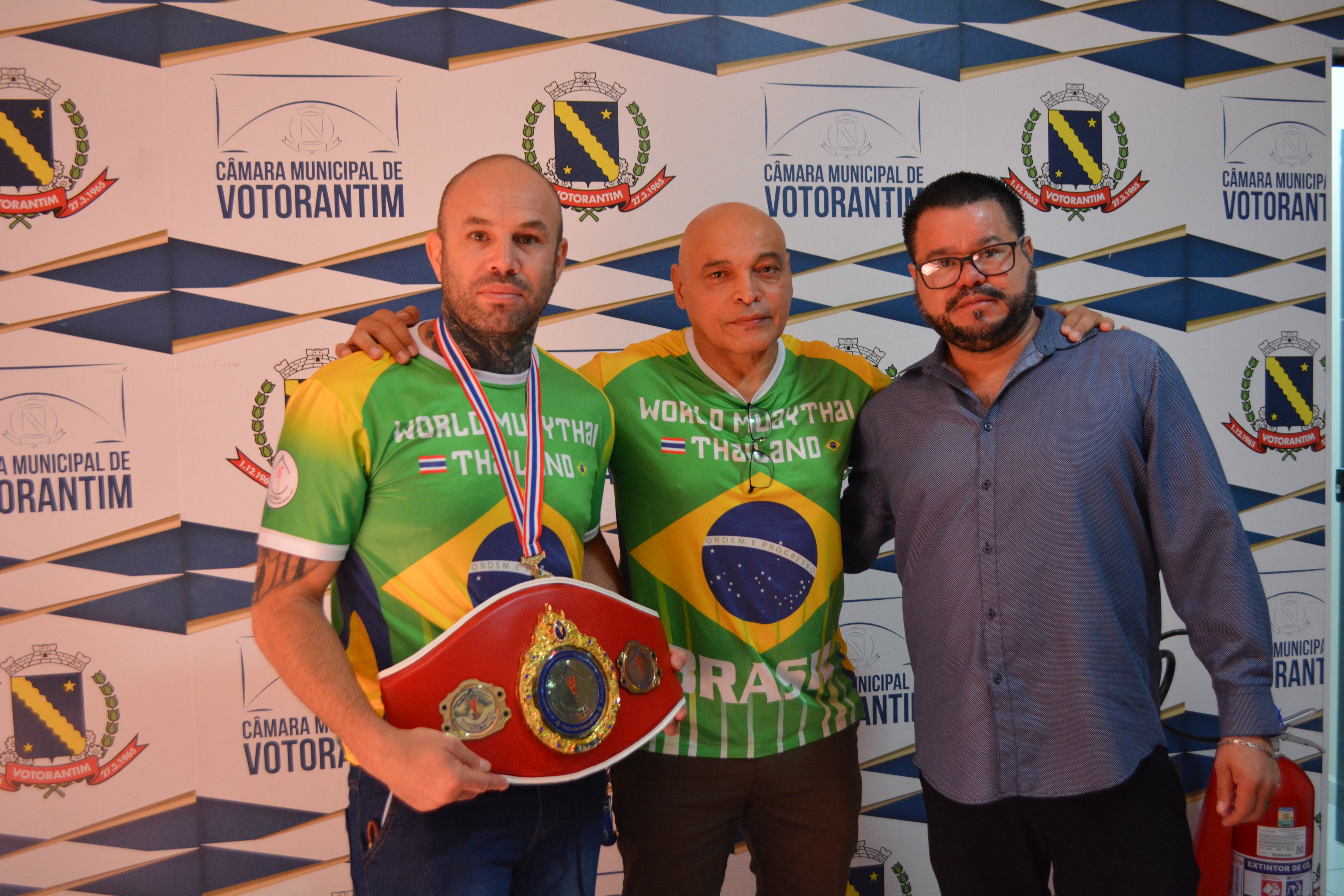 Vereador homenageia representantes de Votorantim em Campeonato Mundial de Muay Thai