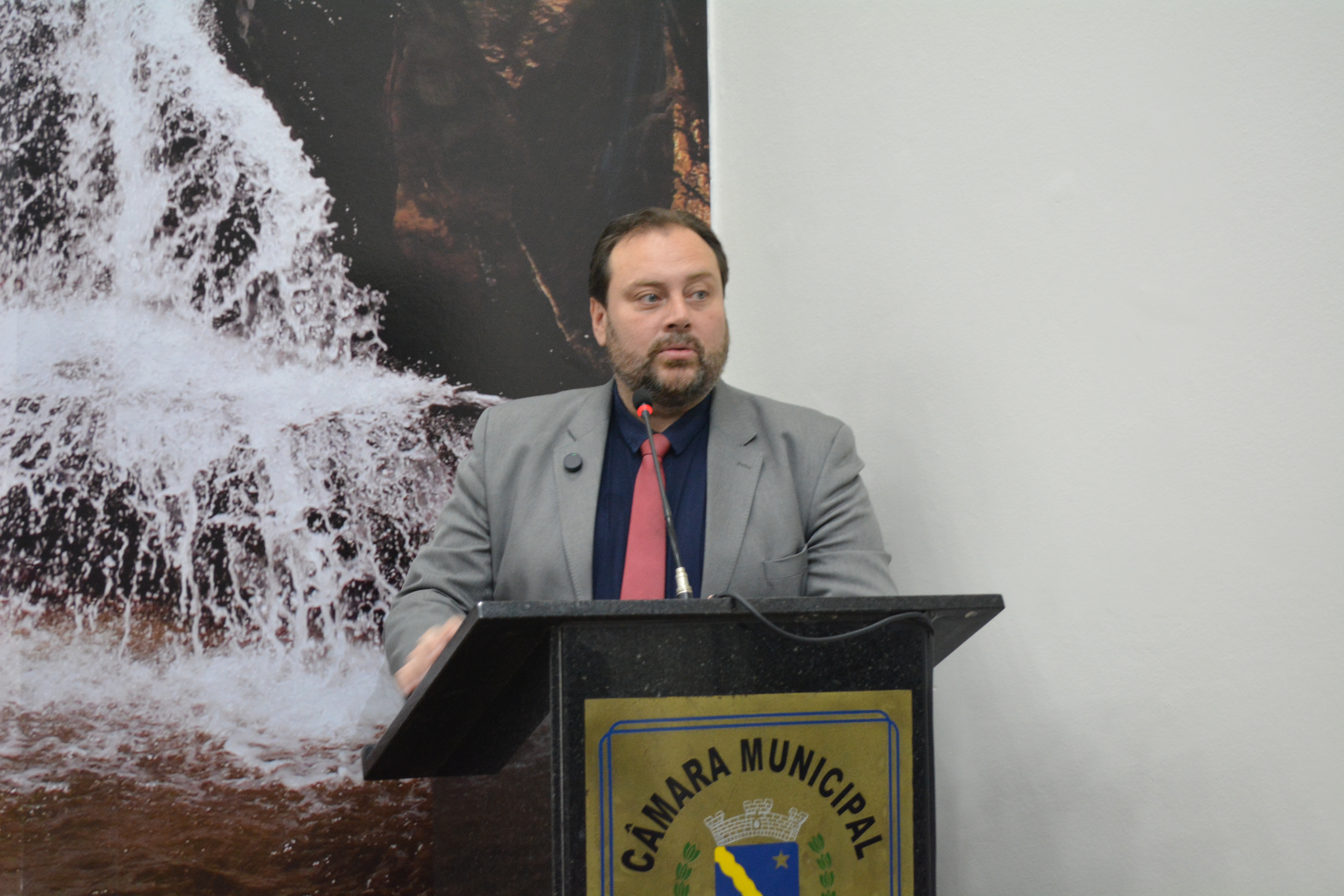 Vereador pede informações sobre projetos sociais e revitalização de espaços comunitários