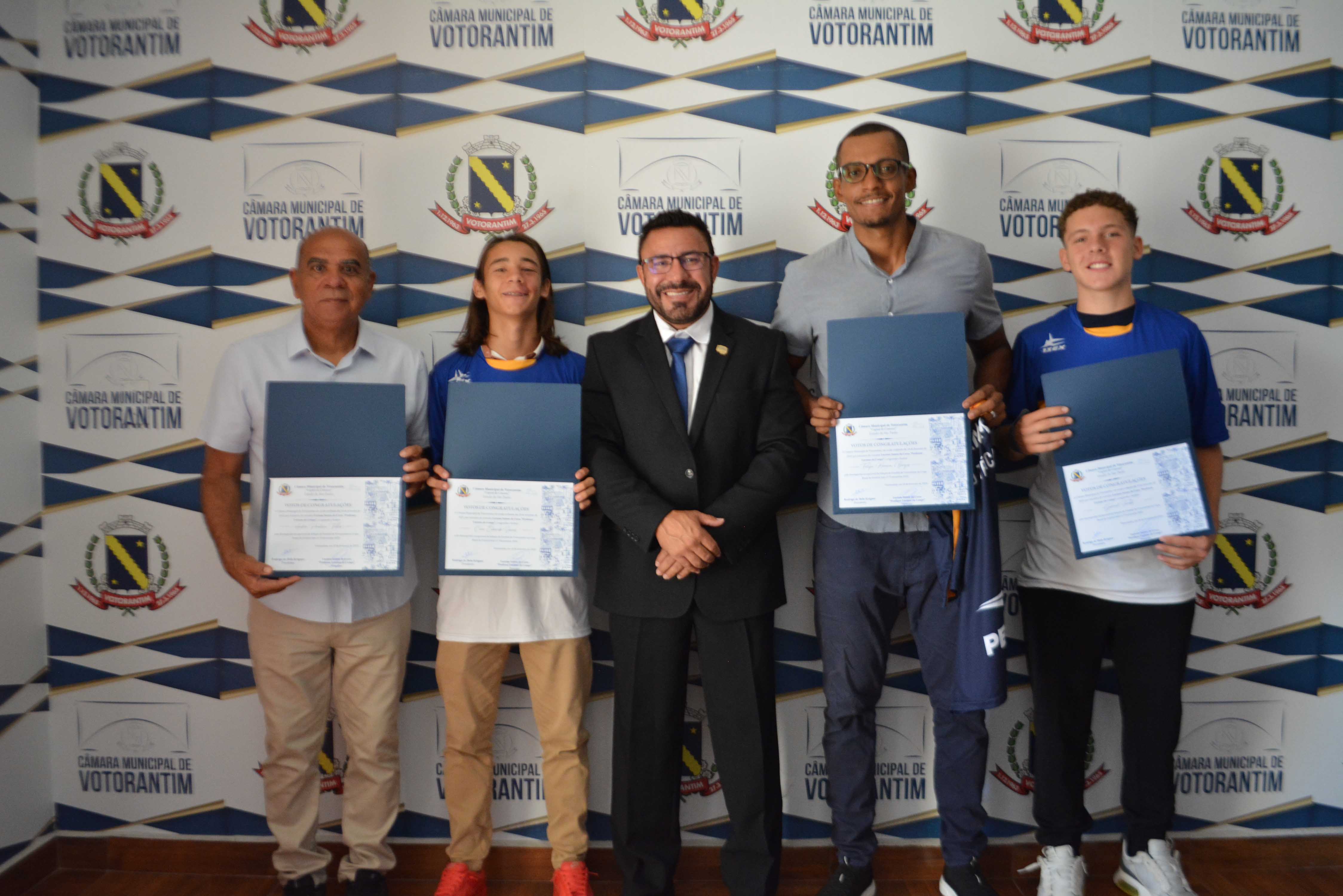 Vereador presta homenagem à atletas da seleção de futebol de Votorantim