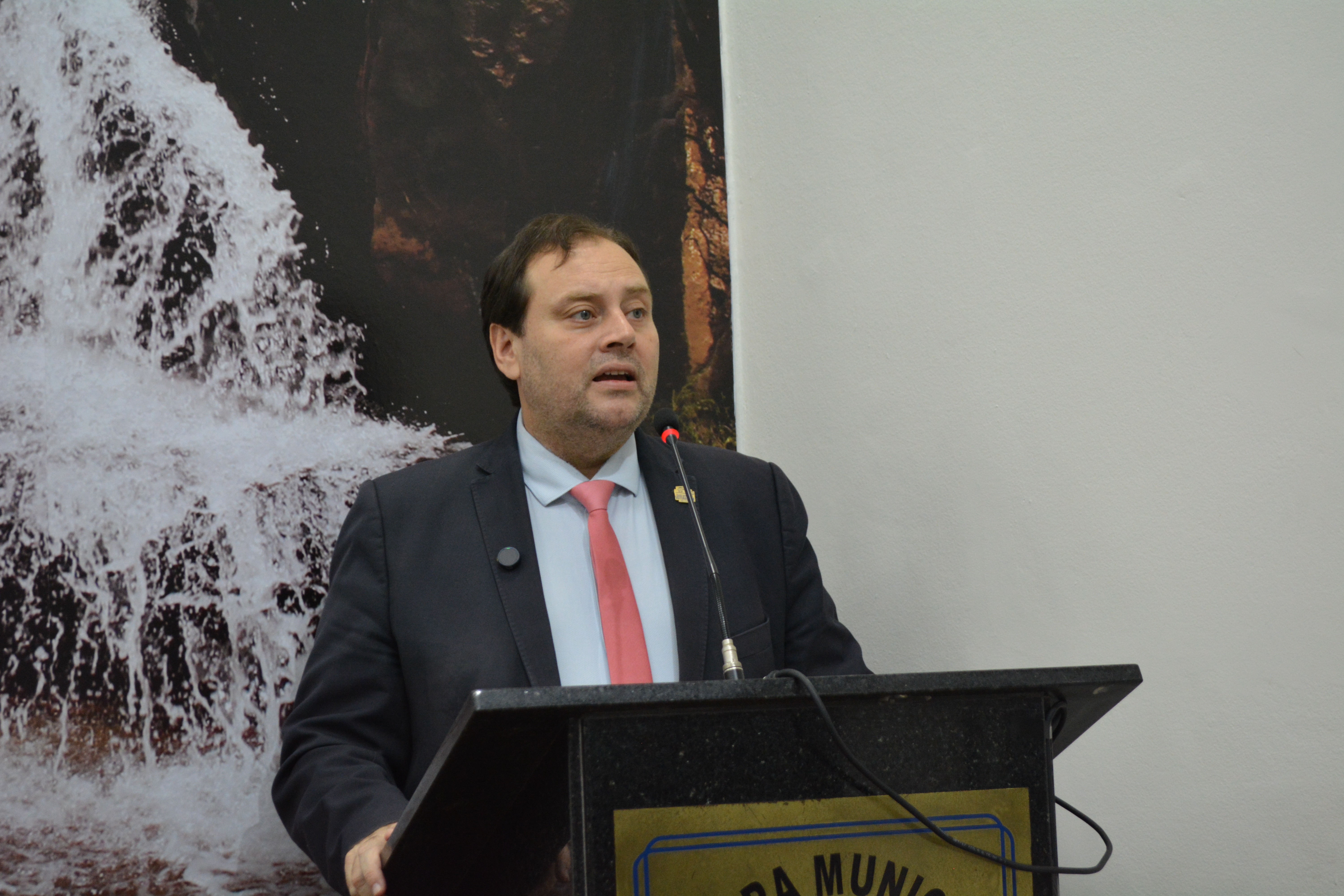 Vereador questiona contratação emergencial para merenda escolar