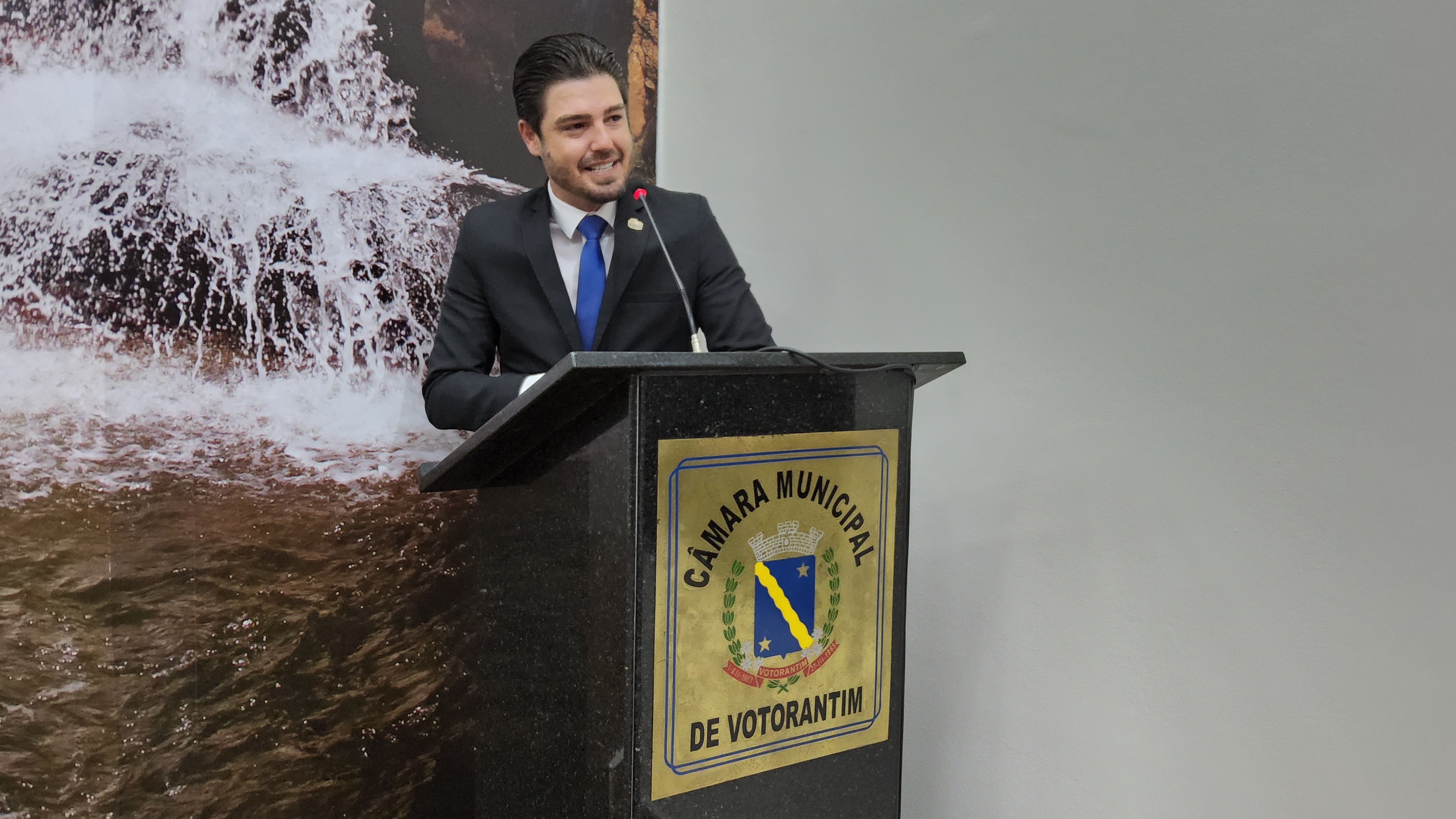 Vereador questiona contratações diretas da Prefeitura em 2025