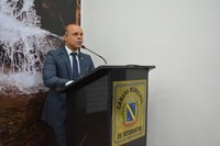 Vereador questiona cumprimento da lei que proíbe uso de celulares por estudantes nas escolas municipais