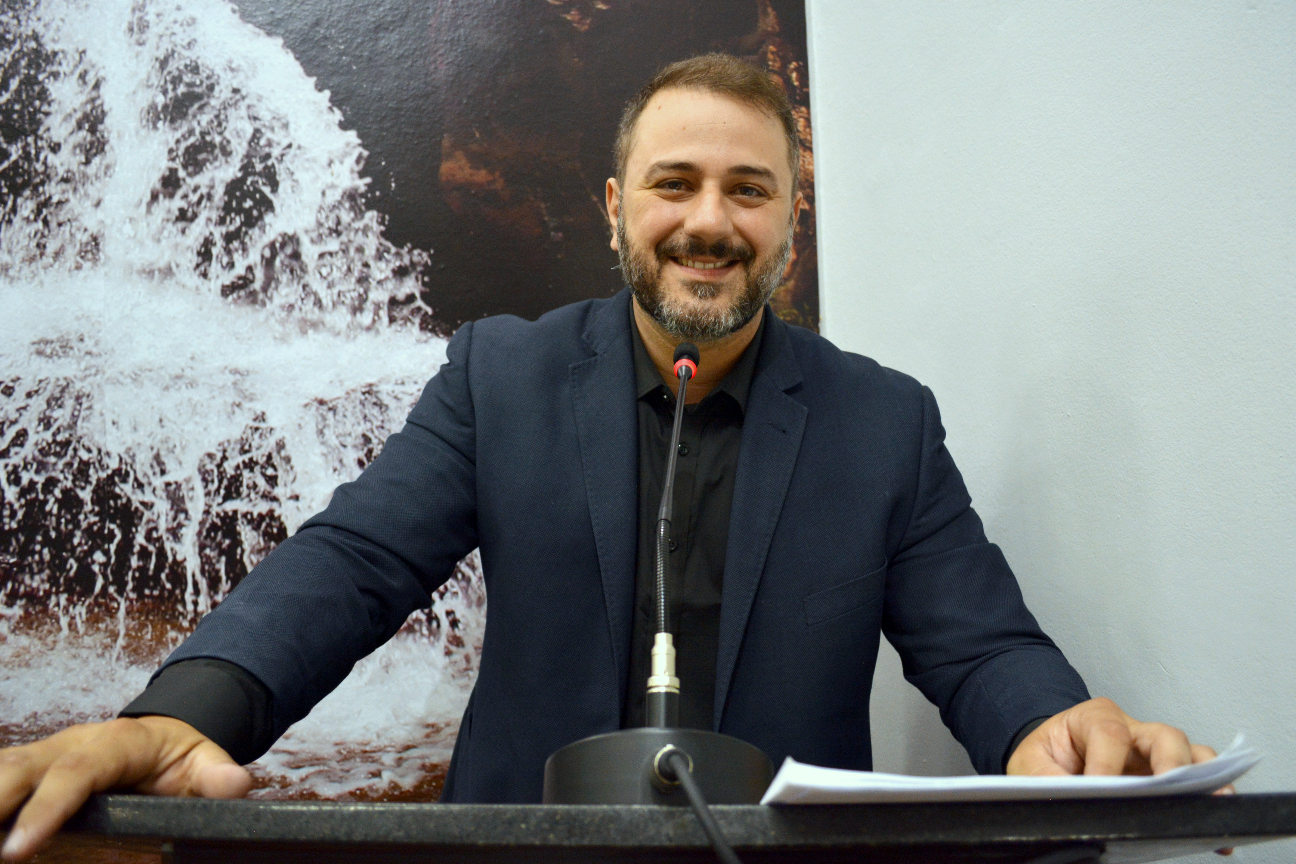 Vereador cobra reparos no sistema de iluminação de Ginásio Poliesportivo no Mirante dos OVNIs