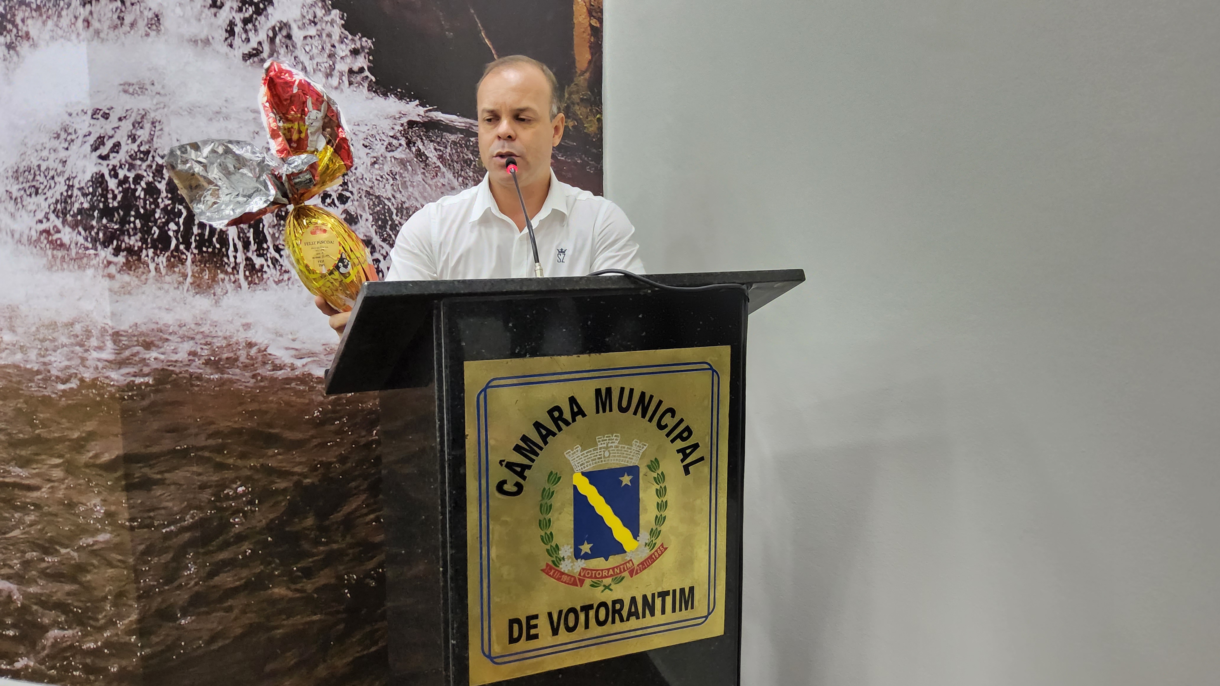 Vereador solicita esclarecimentos sobre aquisição e distribuição de ovos de Páscoa na rede municipal de ensino