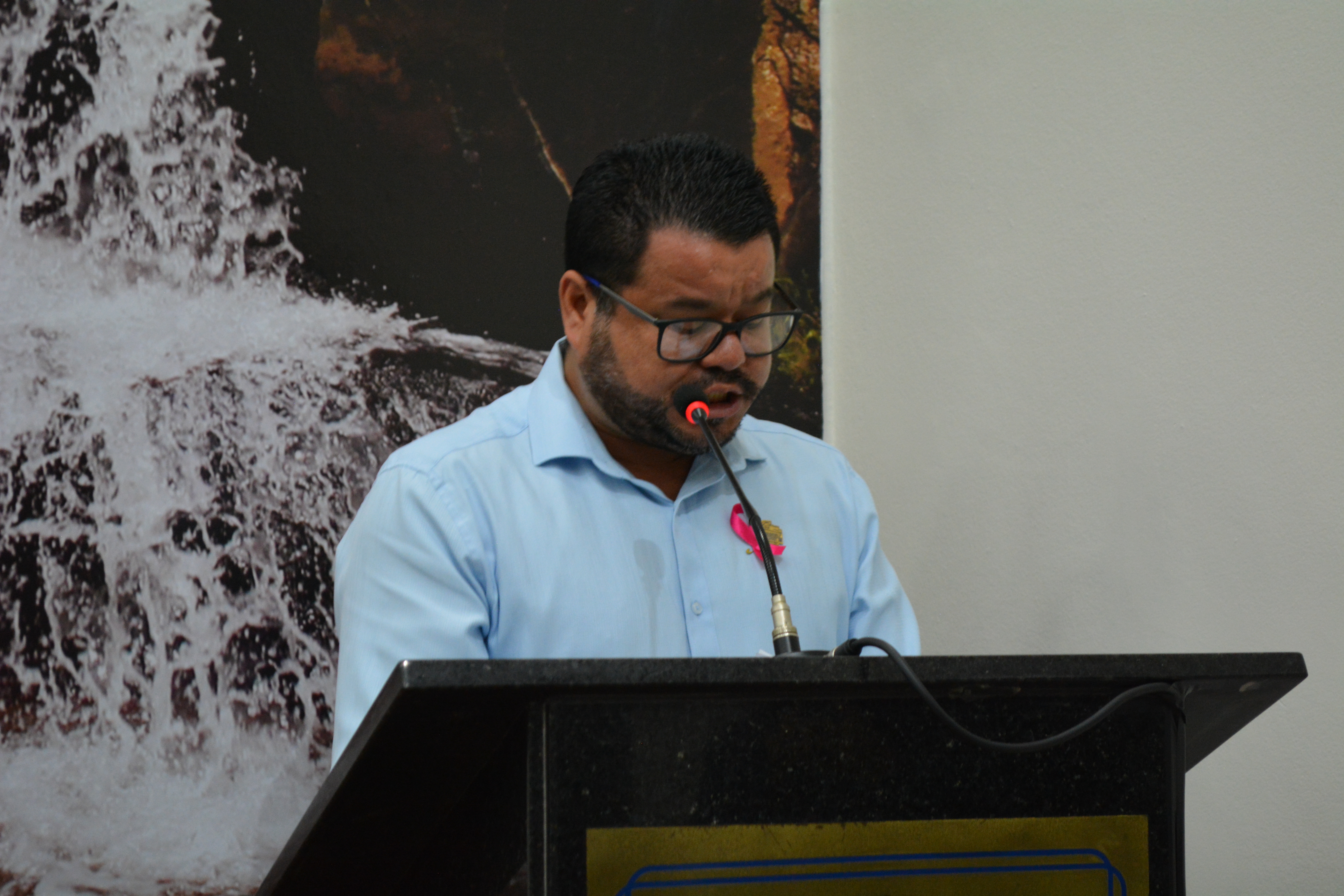 Vereador solicita informações sobre capacitação de servidores em Libras e atendimento inclusivo à população surda