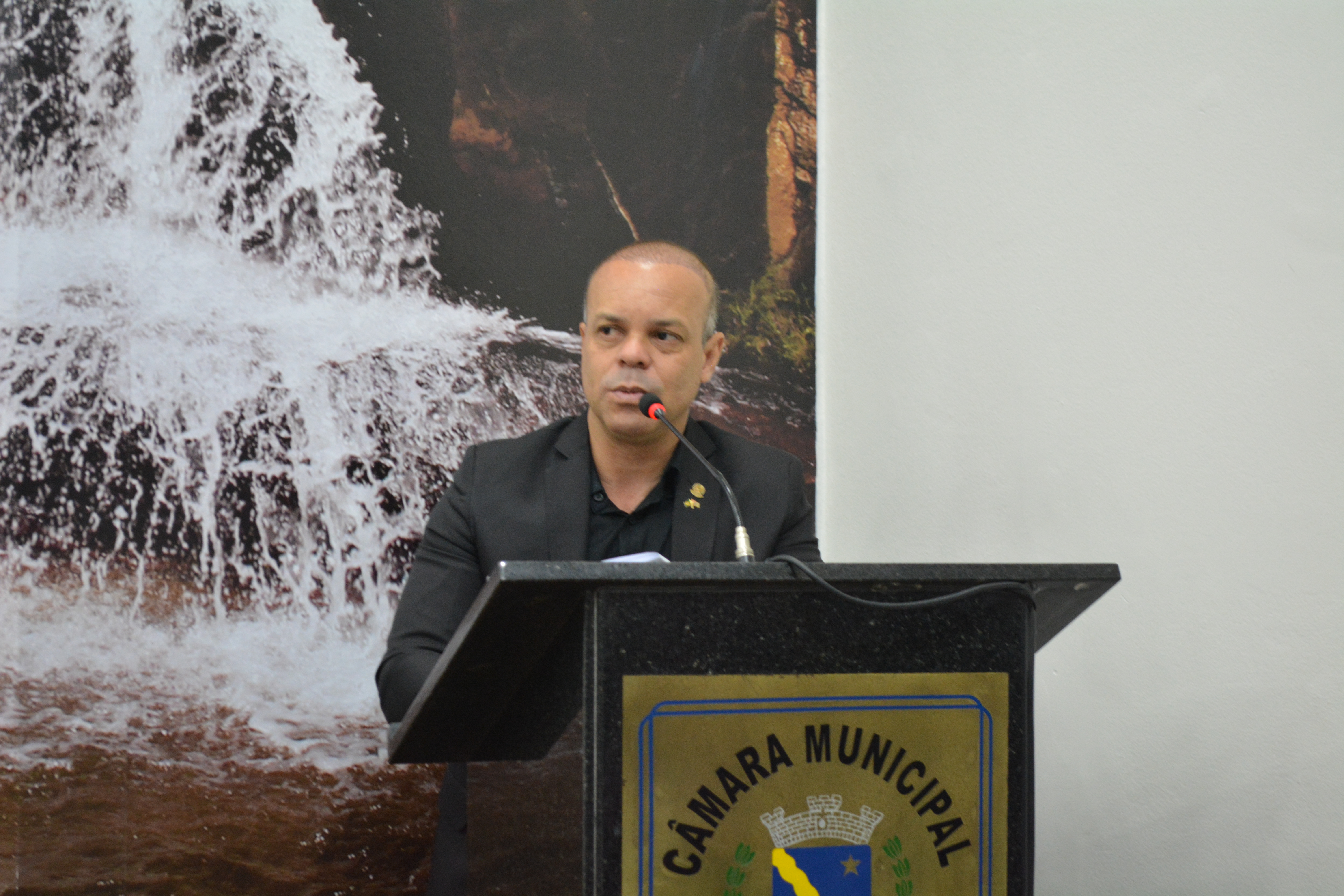 Vereador solicita informações sobre pavimentação e segurança viária na Rua Espedito Antônio do Nascimento