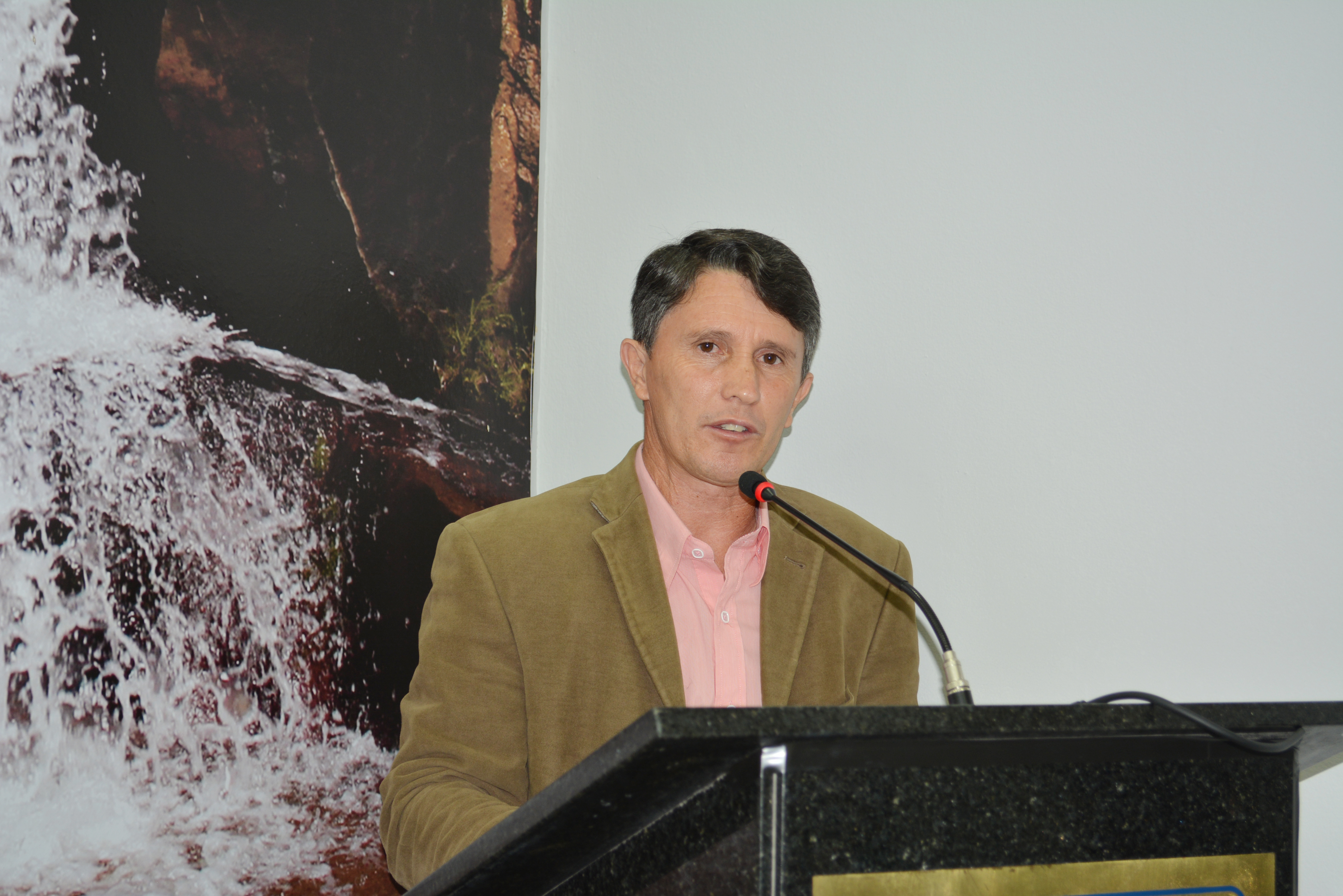 Vereador solicita melhorias em vias públicas da cidade