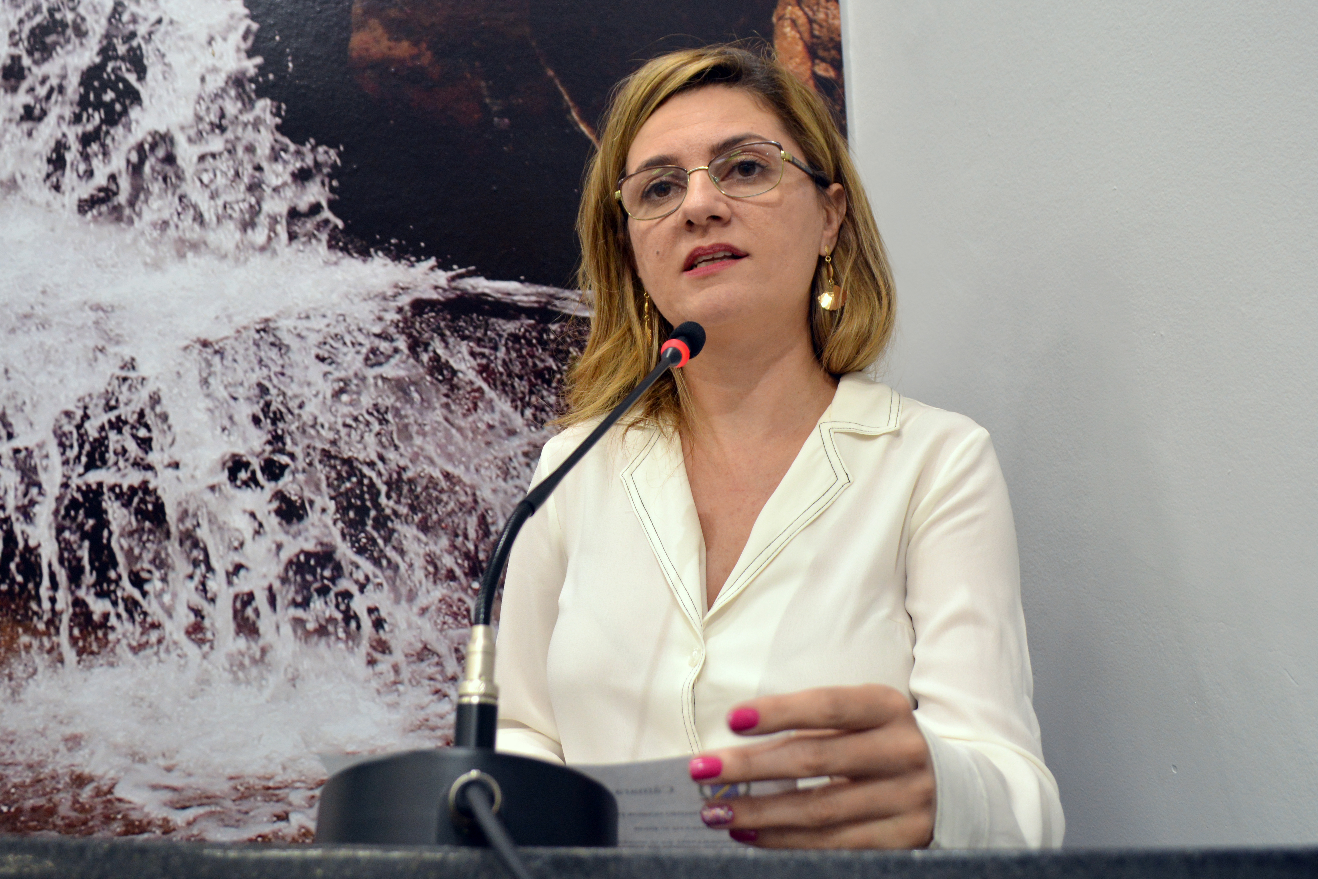 Vereadora cobra solução no cabeamento da rua Almeida Junior