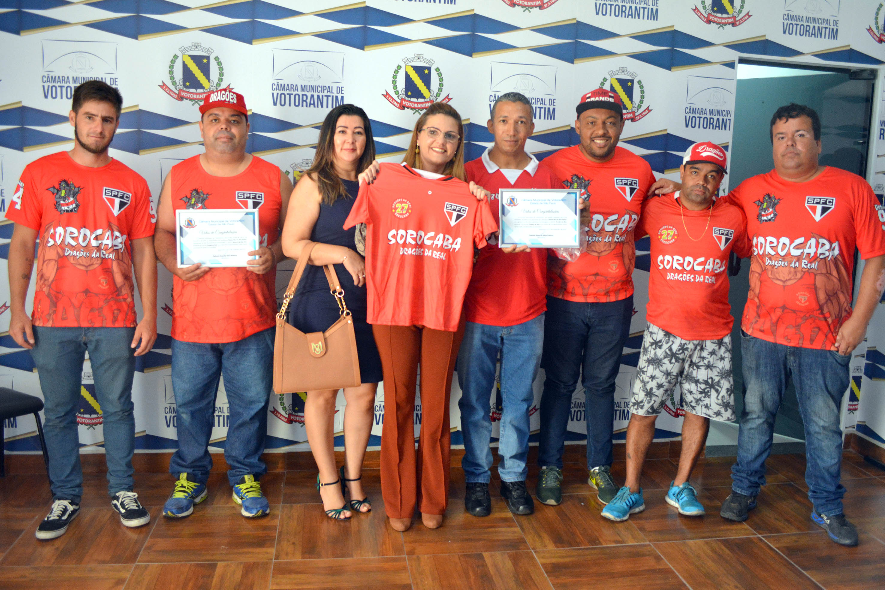 Vereadora homenageia dirigentes da torcida Dragões da Real