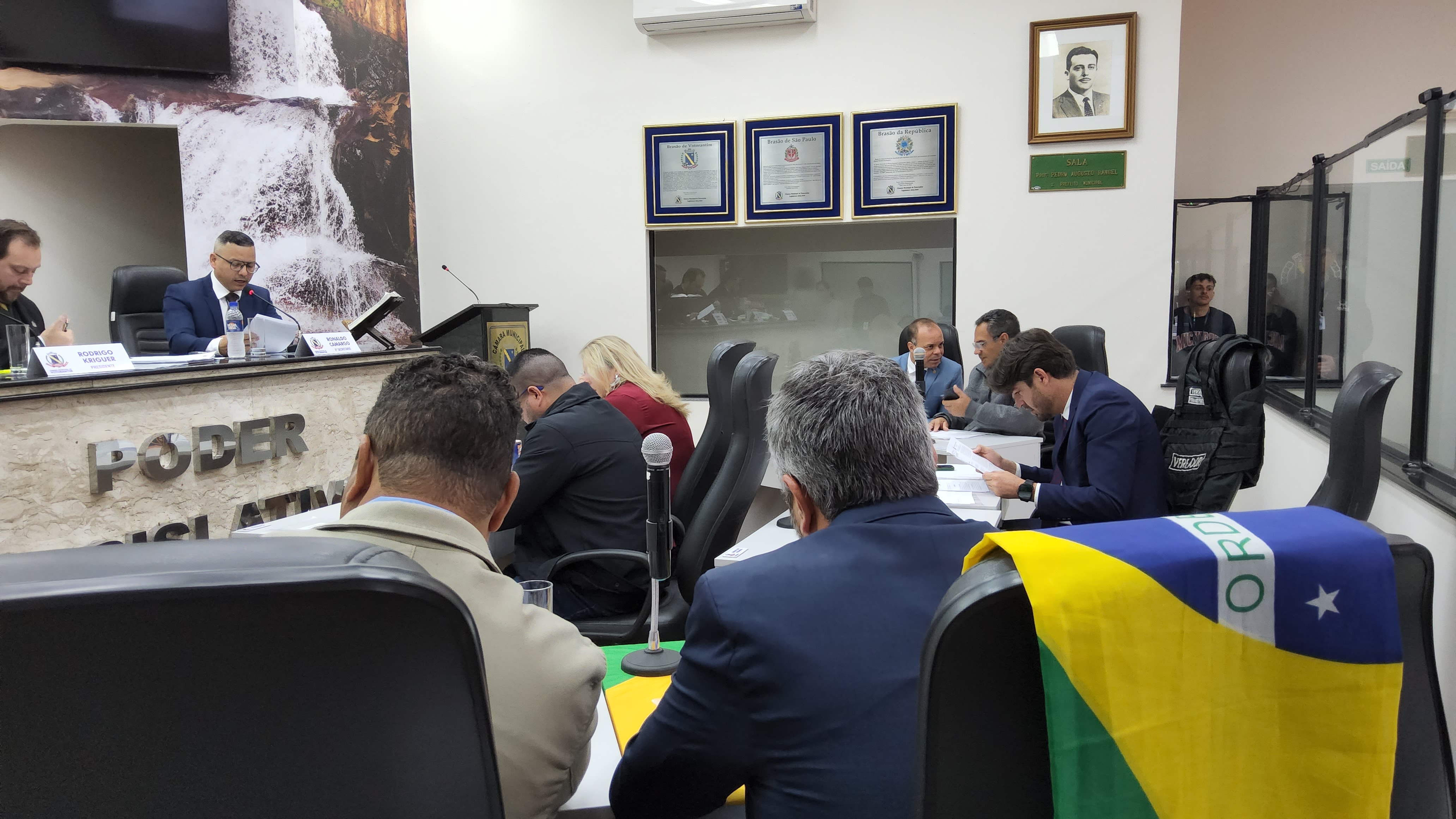 Vereadores derrubam veto do prefeito a projeto sobre diagnóstico tardio de autismo