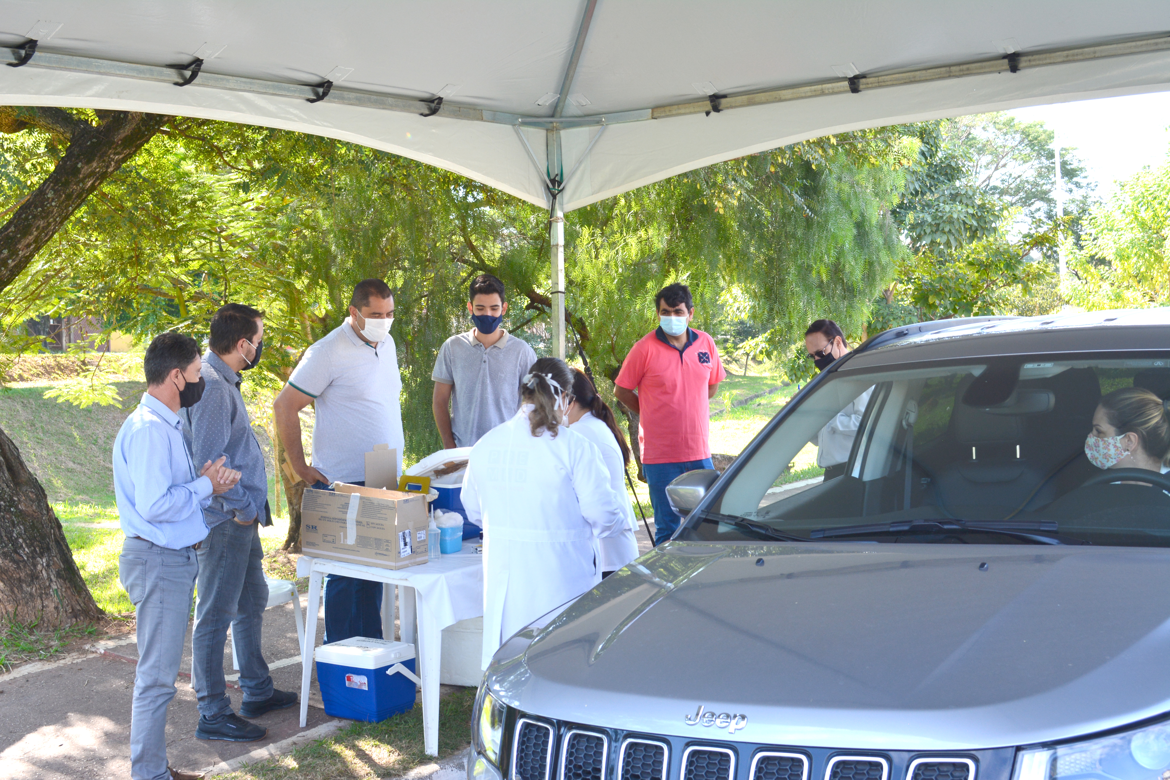 Frente Parlamentar visita pontos de vacinação drive thru em Votorantim