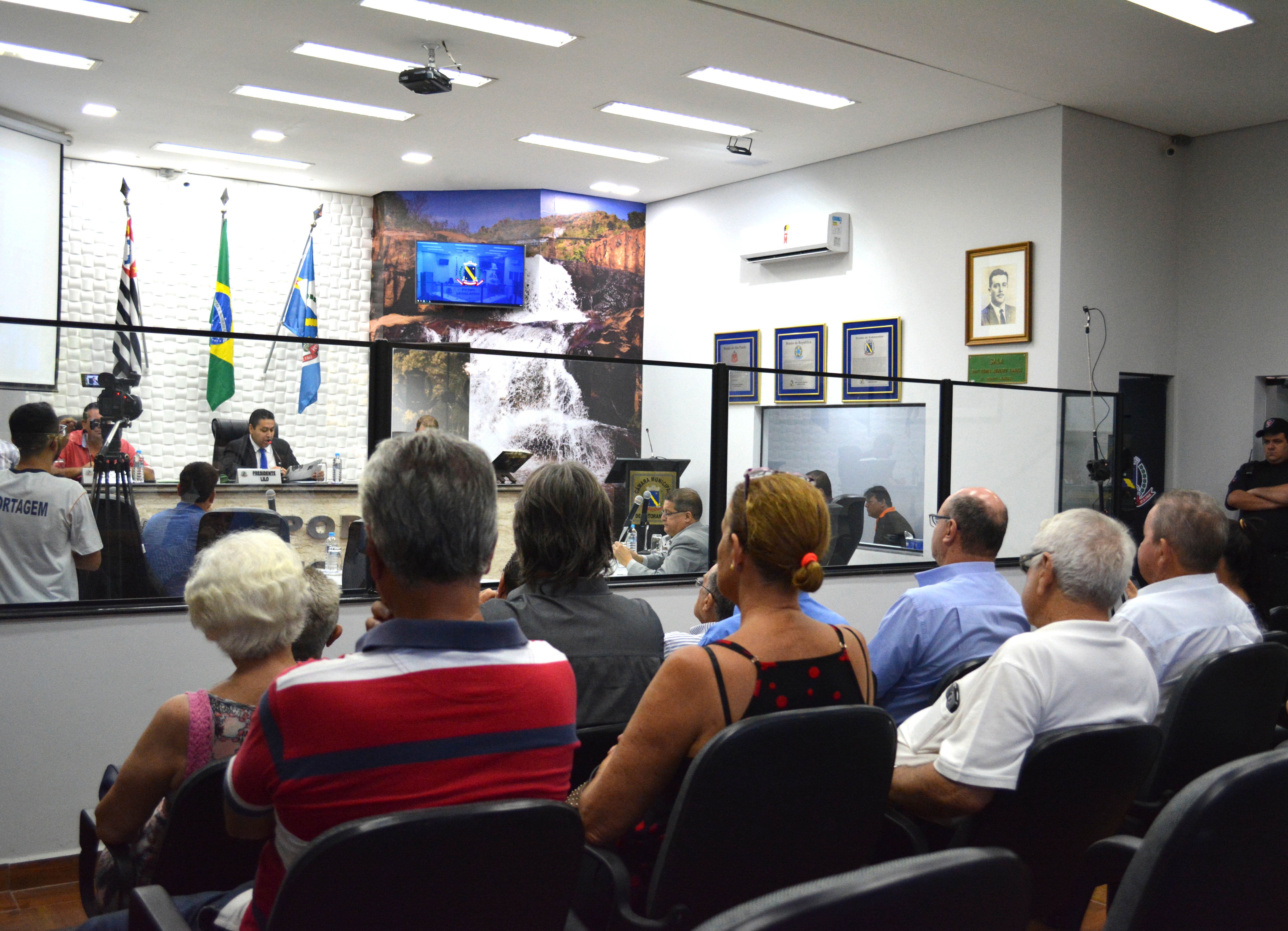 Primeira sessão extraordinária presencial analisa 6 projetos e 1 veto do Executivo